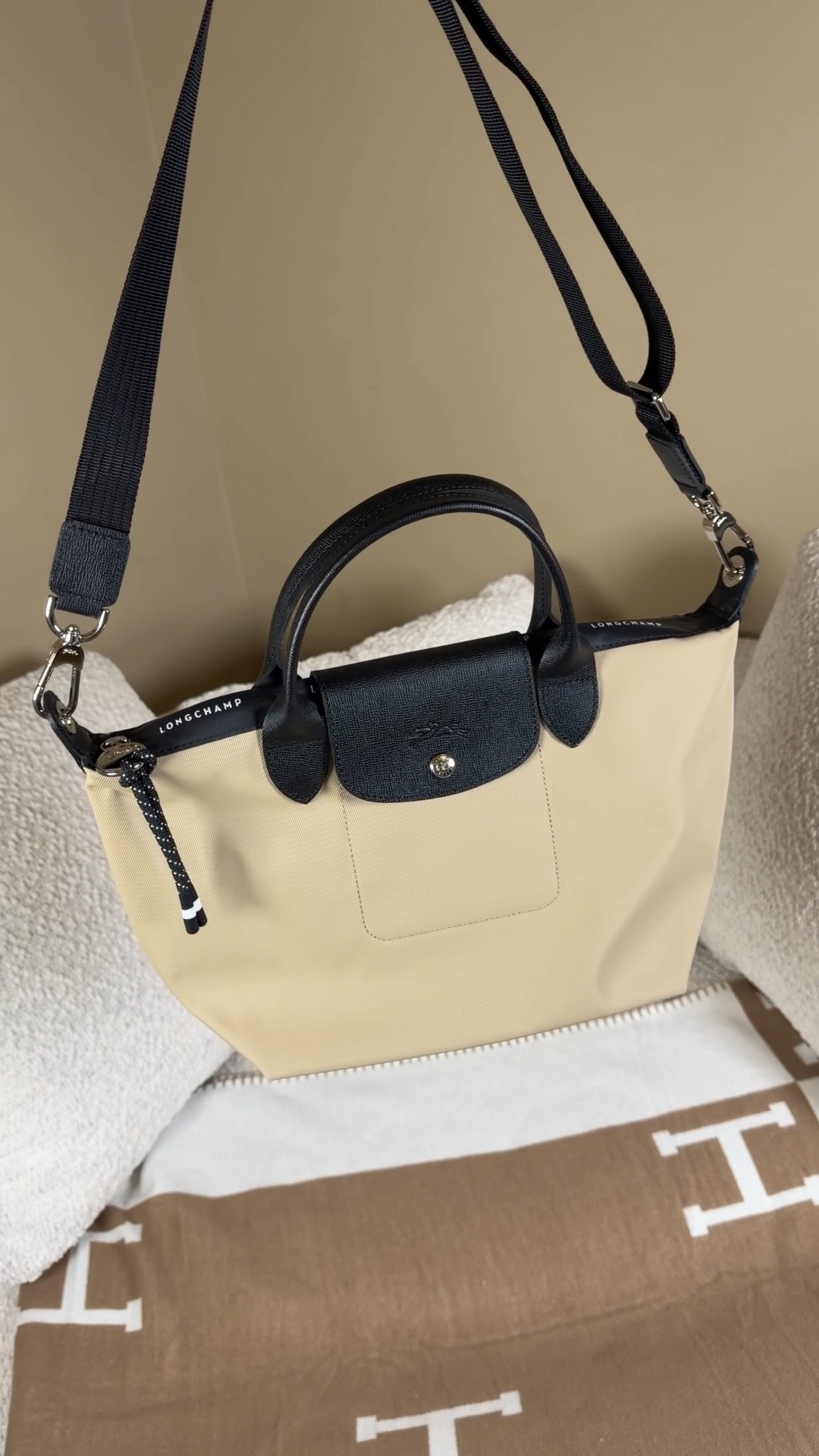 Unboxing my new Longchamp Le Pliage energy bag ❤️

This is the size small 
Soft and lightweight, this small handbag is ideal for carrying all of your essentials. Combining femininity and clean minimal lines, this is an essential everyday accessory.



#LTKootd #LTKNYFW