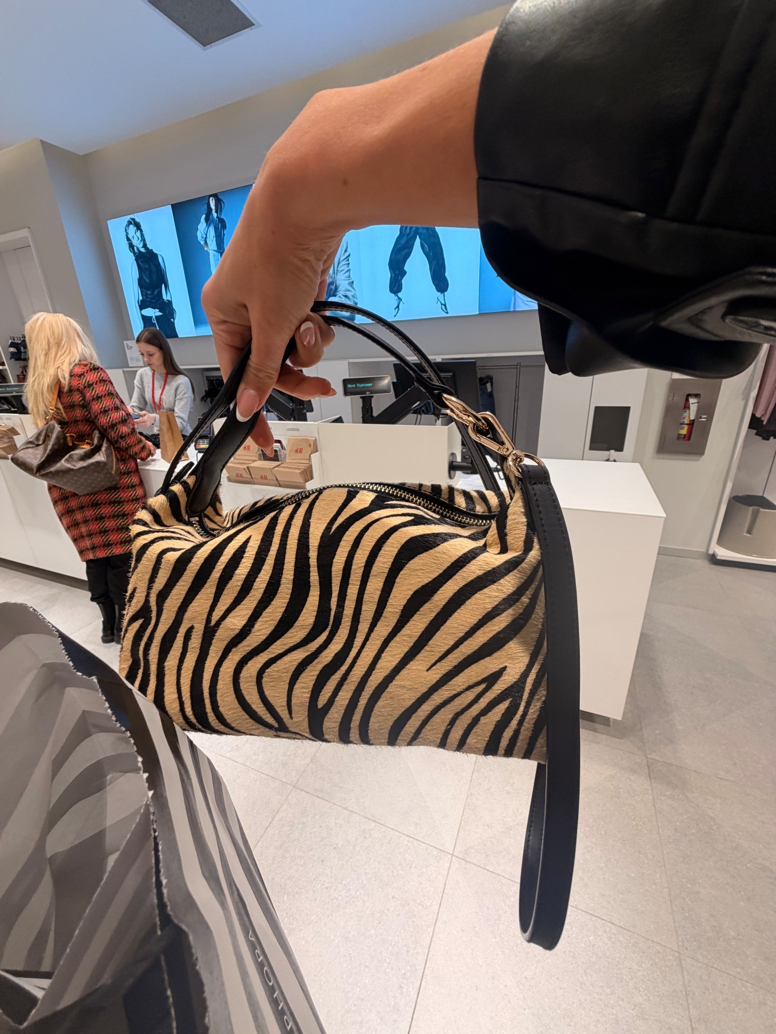 HM has the best ZEEBRA bag that looks exactly like the Khaite bag…. 

#LTKunboxing #LTKhaul #LTKspring