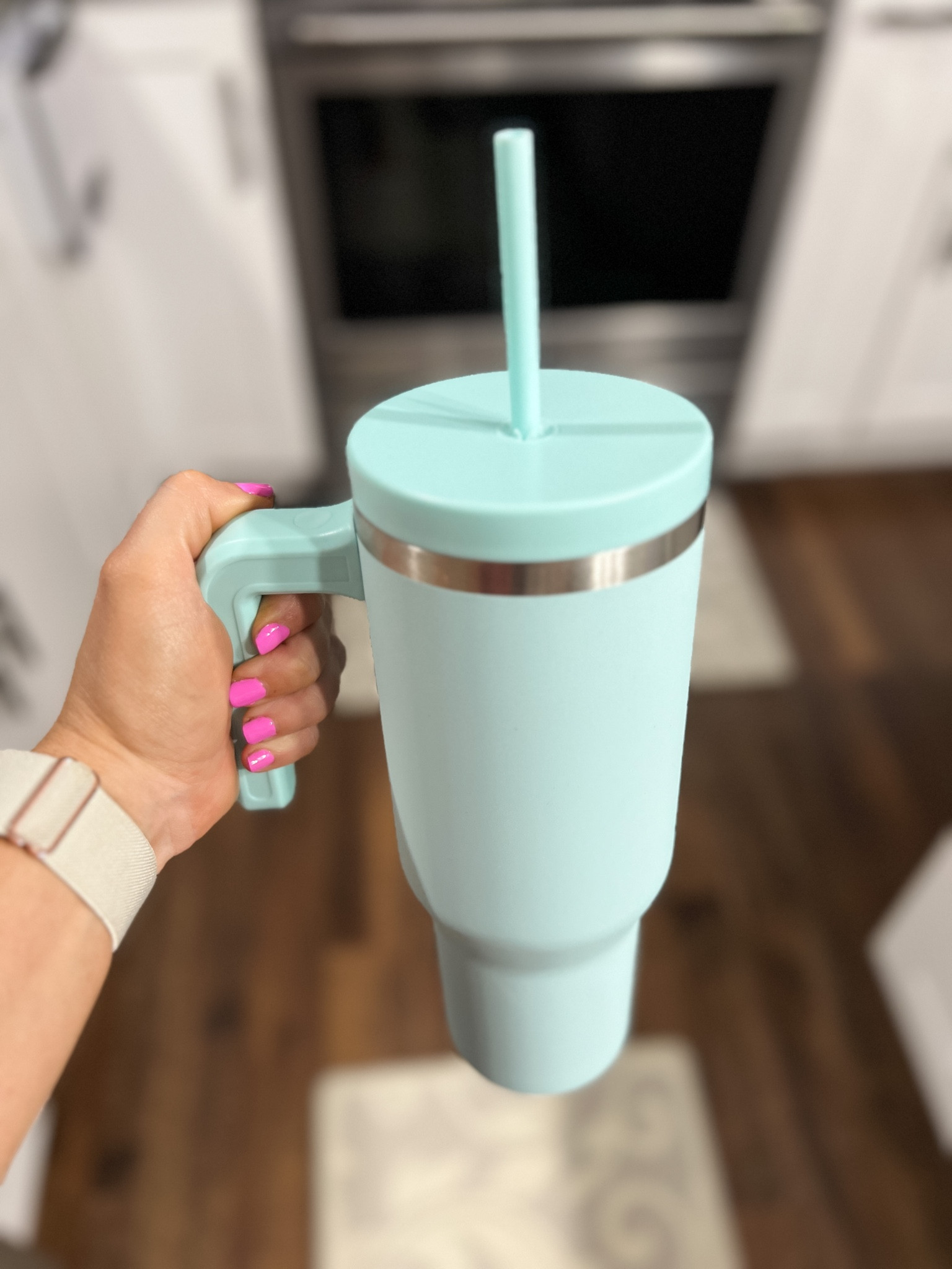 If you are looking for a alternative to the name brand, THIS is it! 40 ounce ✔️, double wall vacuum insulated ✔️, cold drinks up to 30 hours ✔️, hot drinks up to 12 hours ✔️, spill and leak resistant ✔️, cup holder friendly ✔️, handle ✔️! 