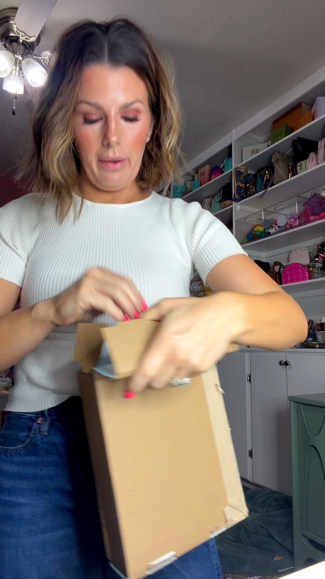 Unboxing my Roxanne Assoulin necklace.

#LTKmomlife #LTKBeauty #LTKgrwm