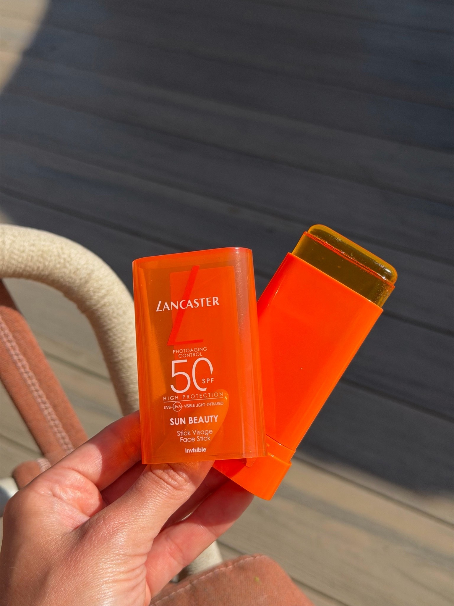 This is everything!!! So easy to top-up and reapply throughout the day, and gives you the most GORGEOUS glow ✨✨✨ #suncare #skin #spf #beauty #suncream