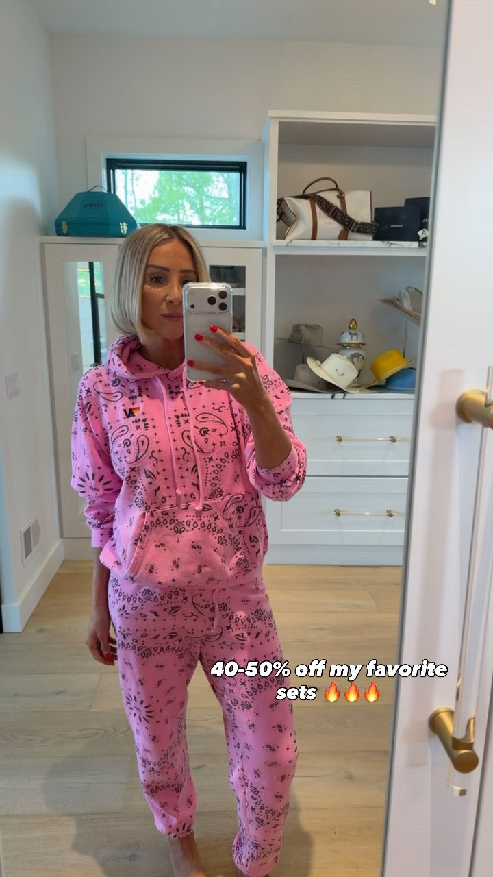The best SALE from Aviator Nation I’ve ever seen! Make perfect gift ideas for your tween/teens too! I wear mediums! I legit live in these sets at home