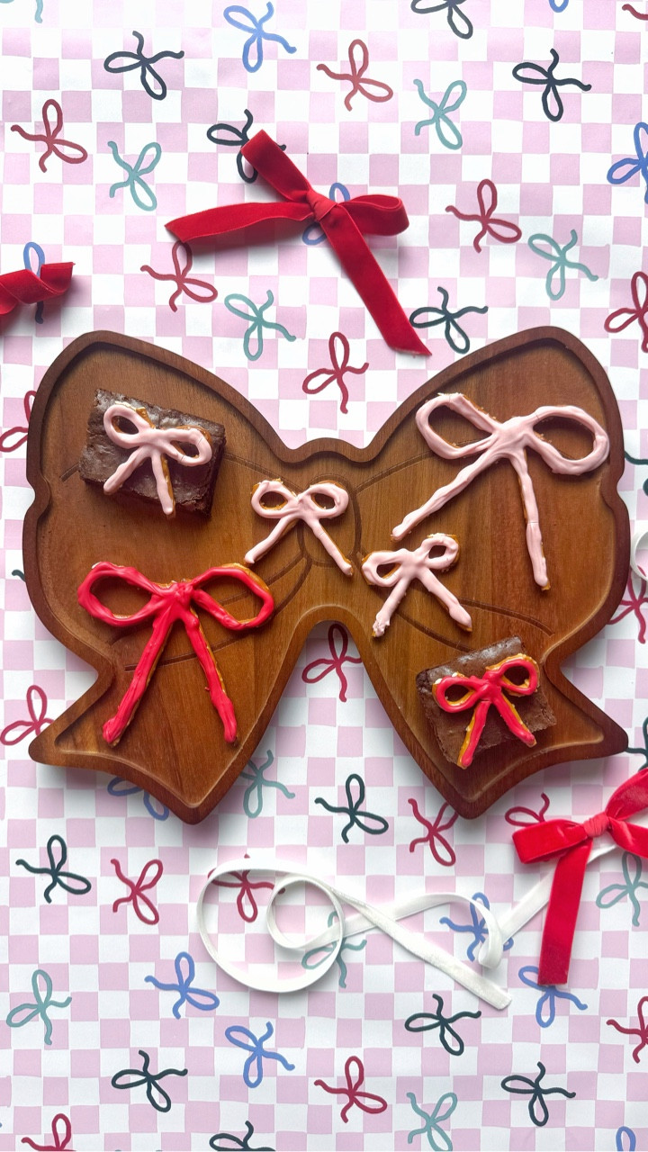 🥨🎀BOW PRETZELS🎀🥨
These candy covered pretzels are so fun to add to any holiday dessert or just eat on their own! 

#christmasdessert #bow #christmasbow #pretzels #chocolatecoveredpretzels #christmastime