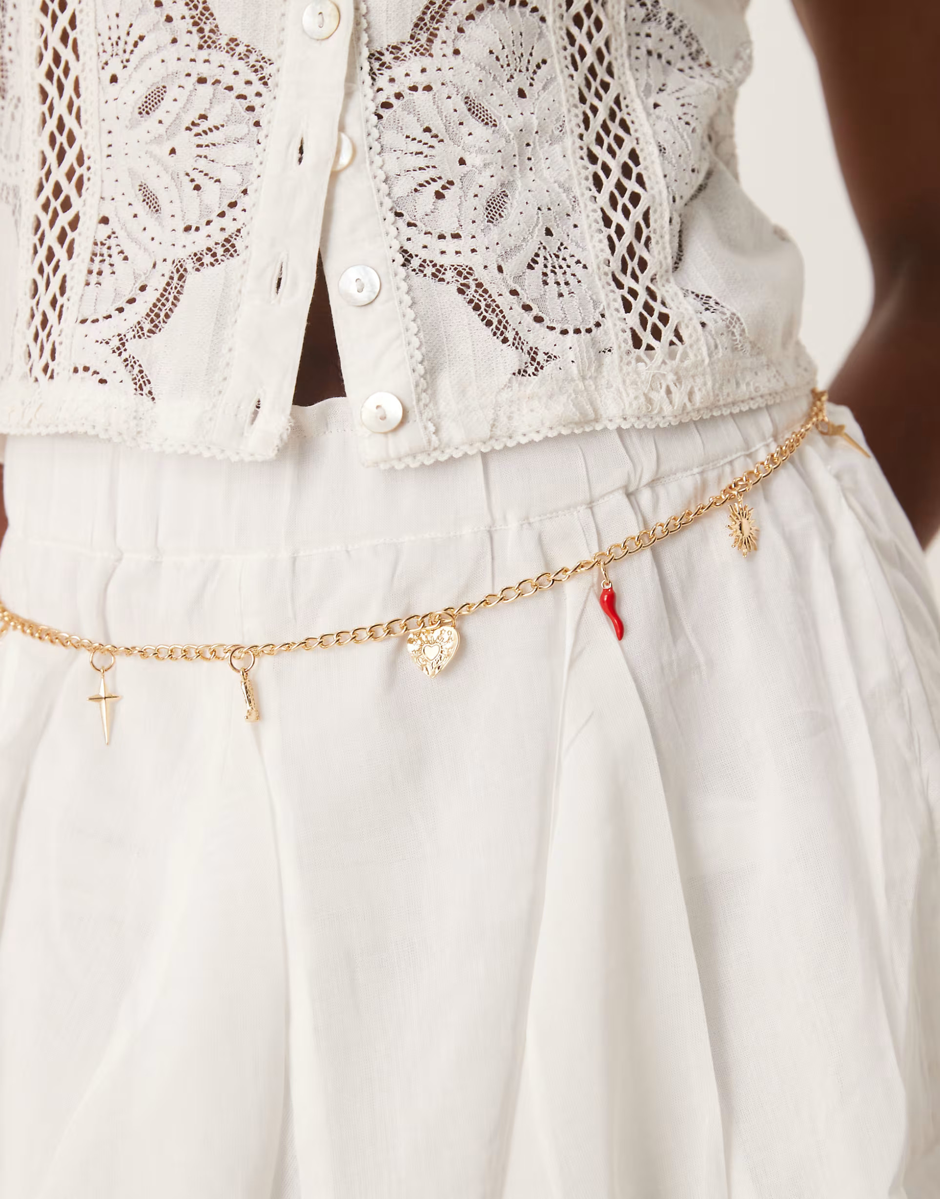 My Accessories – Western-Gürtel in Goldoptik mit Anhängern | ASOS (Global)