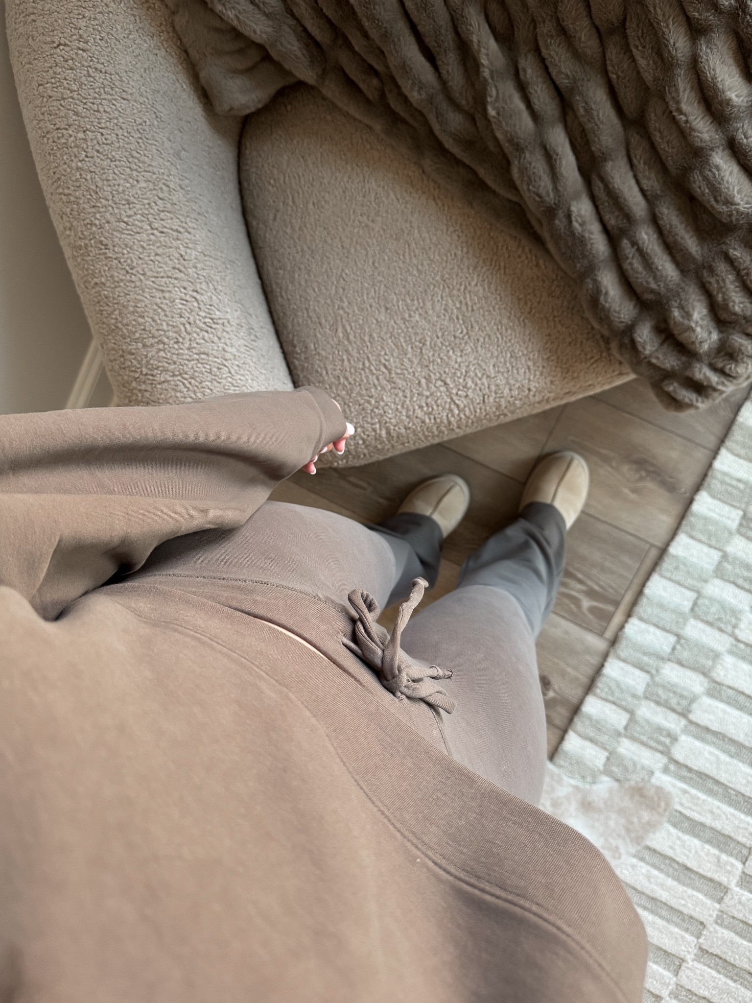 Monochromatic cozies

Wearing M


#LTKHome #LTKootd