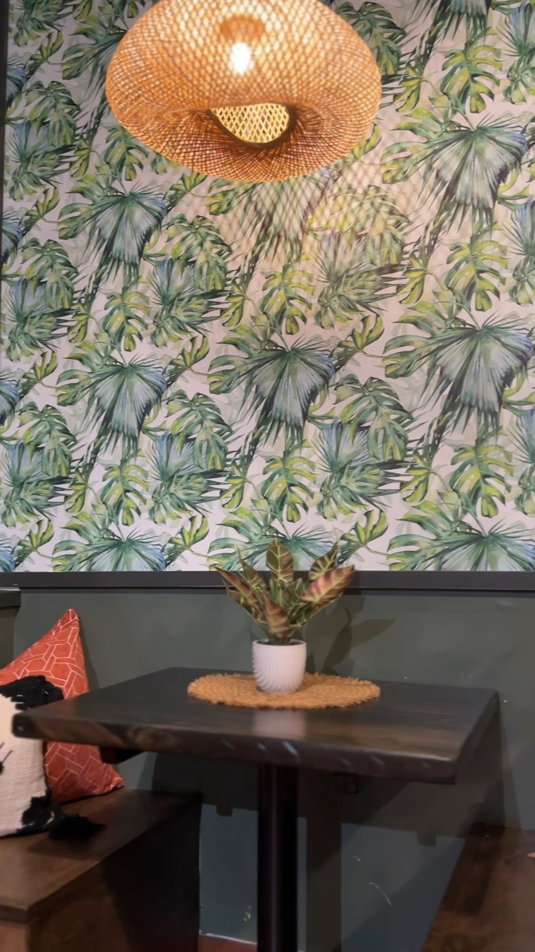 Wallpaper in 3 easy steps ! 

#LTKSeasonal #LTKVideo #LTKhome