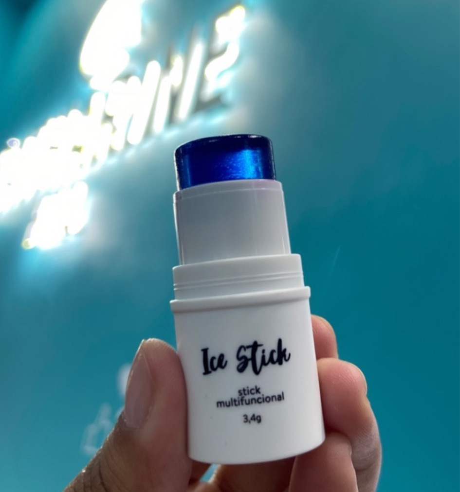 Esse é o Ice Stick, produto da marca Catherine Hill em parceria com a influ Mayara Cardoso, ele é azulzinho assim, mas quando você aplica ele reage com o ph da pele deixando um tom rosadinho! Perfeito pra usar nos lábios, nas bochechas e até no solhos! 💙✨

#LTKbrasil #LTKbeauty