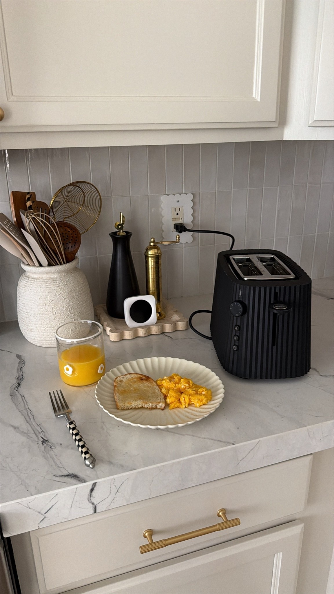 Romanticizing my life with an aesthetic toaster ☁️🍞🍳🍊

#LTKdayinmylife #LTKgrwm #LTKmorningroutine