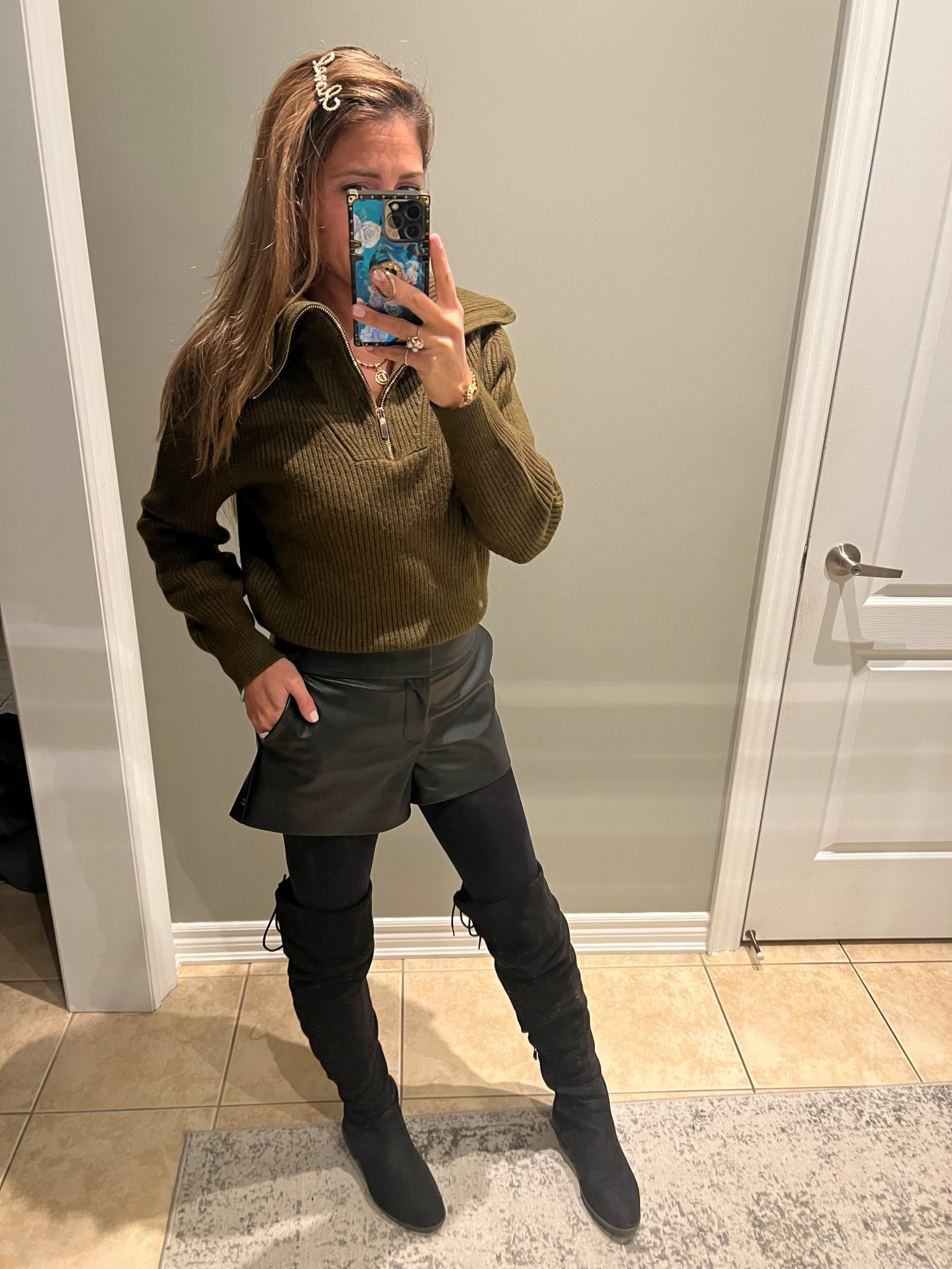 🖤 These shorts from @zara. Linked a few options below. Happy shopping! 

#LTKcanada #LTKwinter #LTKdatenight