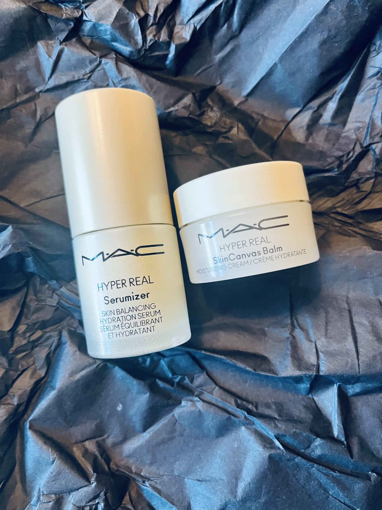 O Snow Peony Hyper Real Kit da MAC é um kit de edição limitada com dois produtos de cuidados com a pele da linha Hyper Real. 

A linha Hyper Real incorpora extrato de peônia, conhecida por suas propriedades calmantes, antioxidantes e iluminadoras.

Os produtos inclusos no kit são:

Hyper Real Serumizer Skin Balancing Hydrating Serum 15ml: Um sérum leve e refrescante que hidrata profundamente, equilibra o pH da pele e controla o brilho excessivo.
Hyper Real Skincanvas Balm Nourishing Moisturizer 15ml: Um bálsamo hidratante rico e nutritivo que fortalece a barreira cutânea, suaviza a pele e proporciona um brilho saudável.

É indicado para todos os tipos de pele, mesmo as sensíveis.

Se você está buscando um kit de skincare para hidratar, nutrir e balancear a pele, deixando-a radiante e pronta para a maquiagem, o Snow Peony Hyper Real Kit da MAC é uma excelente opção.

Edição limitada, então aproveite enquanto ainda está disponível! 
Link nos stories.

#LTKbrasil