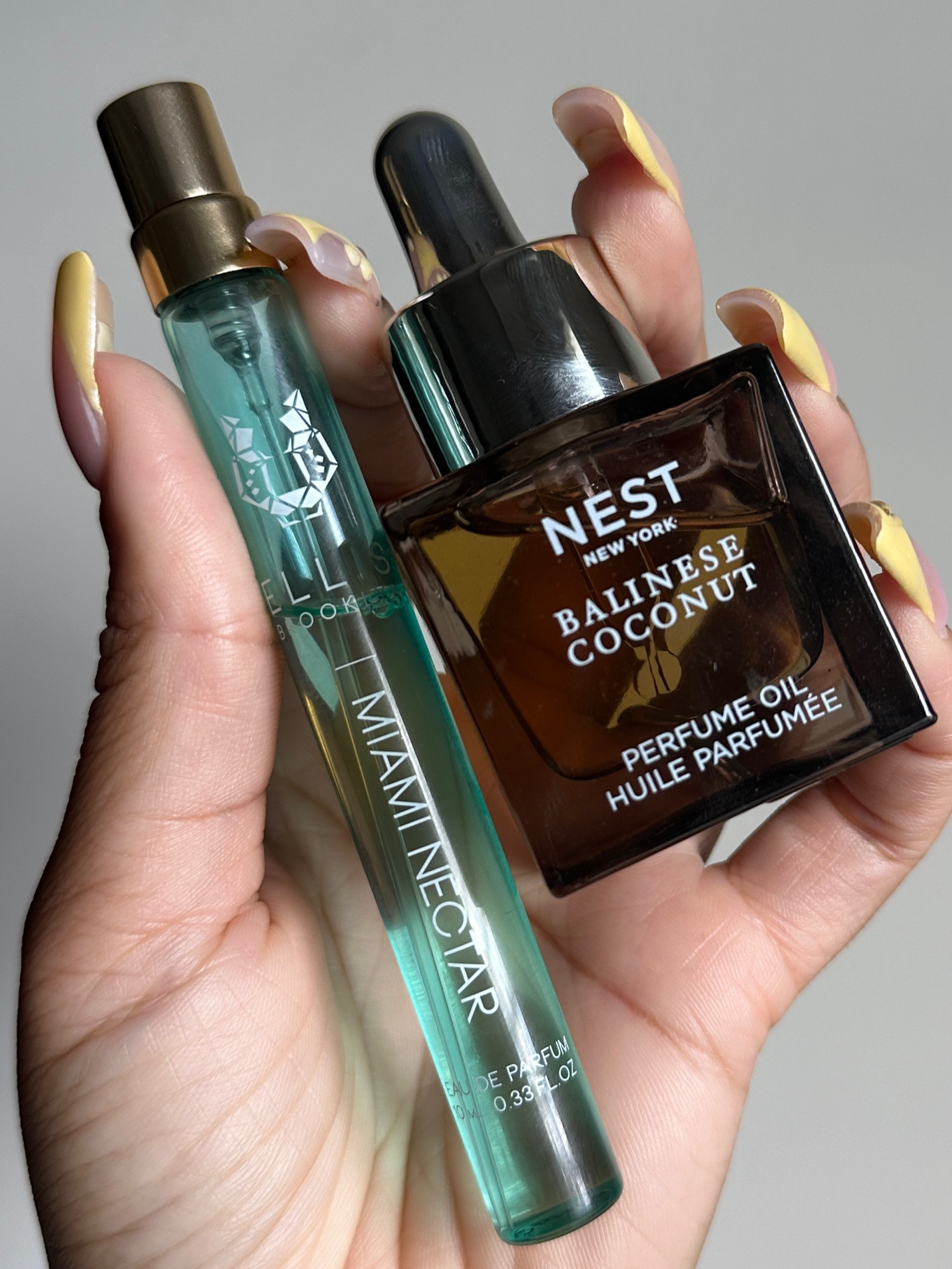 The perfect scent combo for summer!! Especially if you love coconut 🥥🍍

-Ellis Brooklyn Miami Nectar
Coconut water, pink pineapple, sweet amber
-NEST Balinese coconut 
creamy coconut, tiare blossom, salted musk