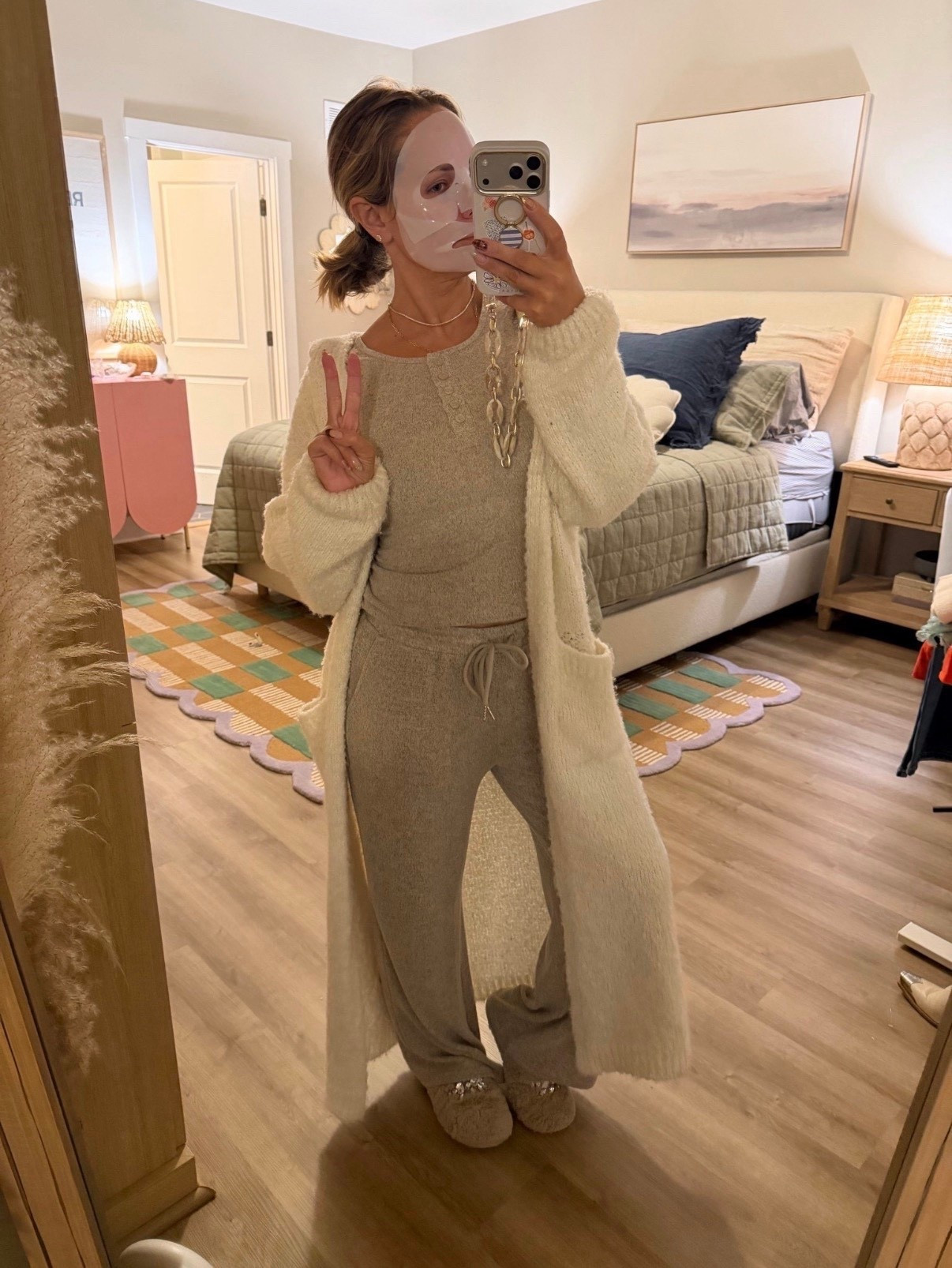 Proof you can look put together while doing absolutely nothing 🤍
This matching lounge set is soft, drapey, and insanely flattering — not clingy, not sloppy. The long cozy cardigan makes it feel elevated enough for working from home, school pickup, or a quick errand… plus the slippers are the cherry on top.
Everything is linked here ✨
