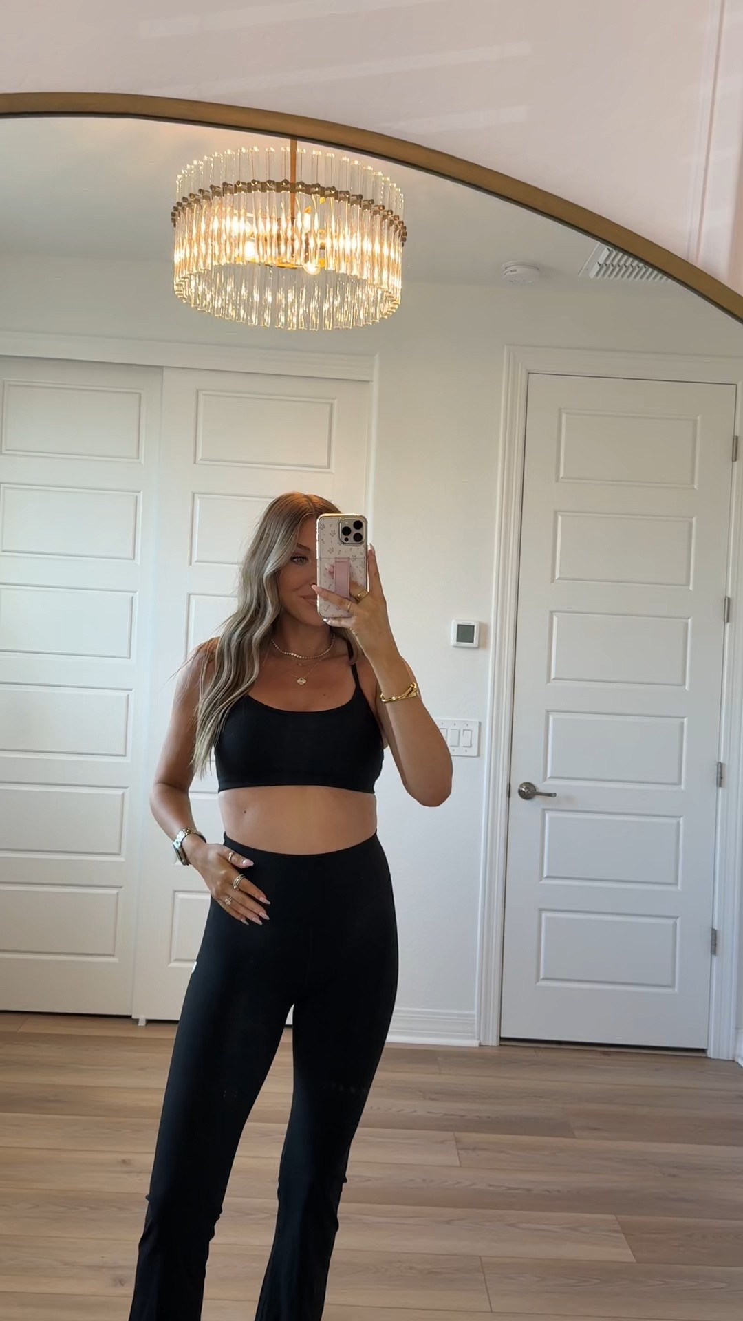 Wait these flare pants are SO GOOD! Also! None of this is maternity, I just sized up! 🙌🏼 The fabric, the fit, the stretch, the support…10/10 🔥
@vuoriclothing #vuoripartner 