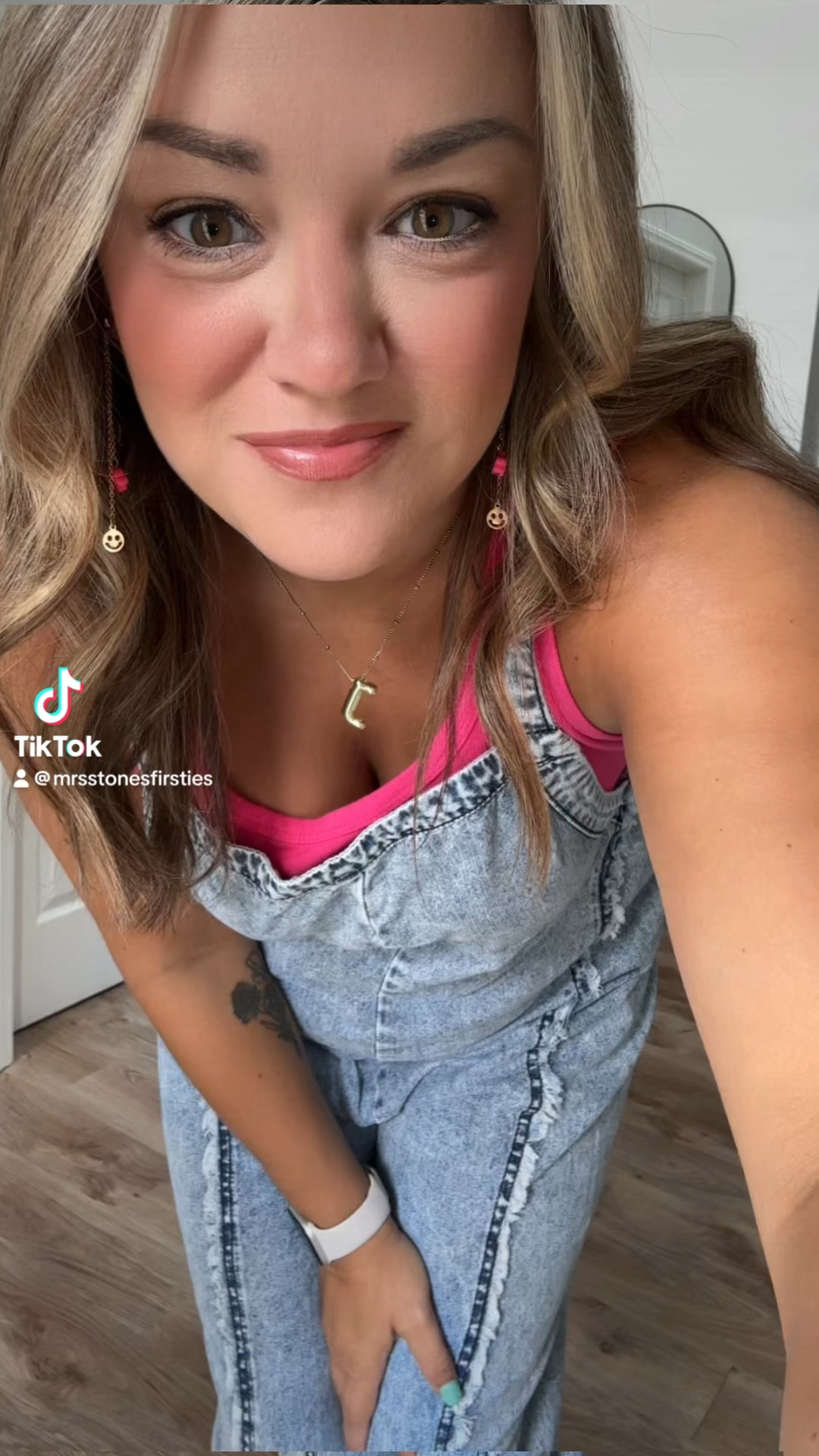 5’4”, 155 pounds wearing a size medium. It’s a little big and I could’ve done a small! 