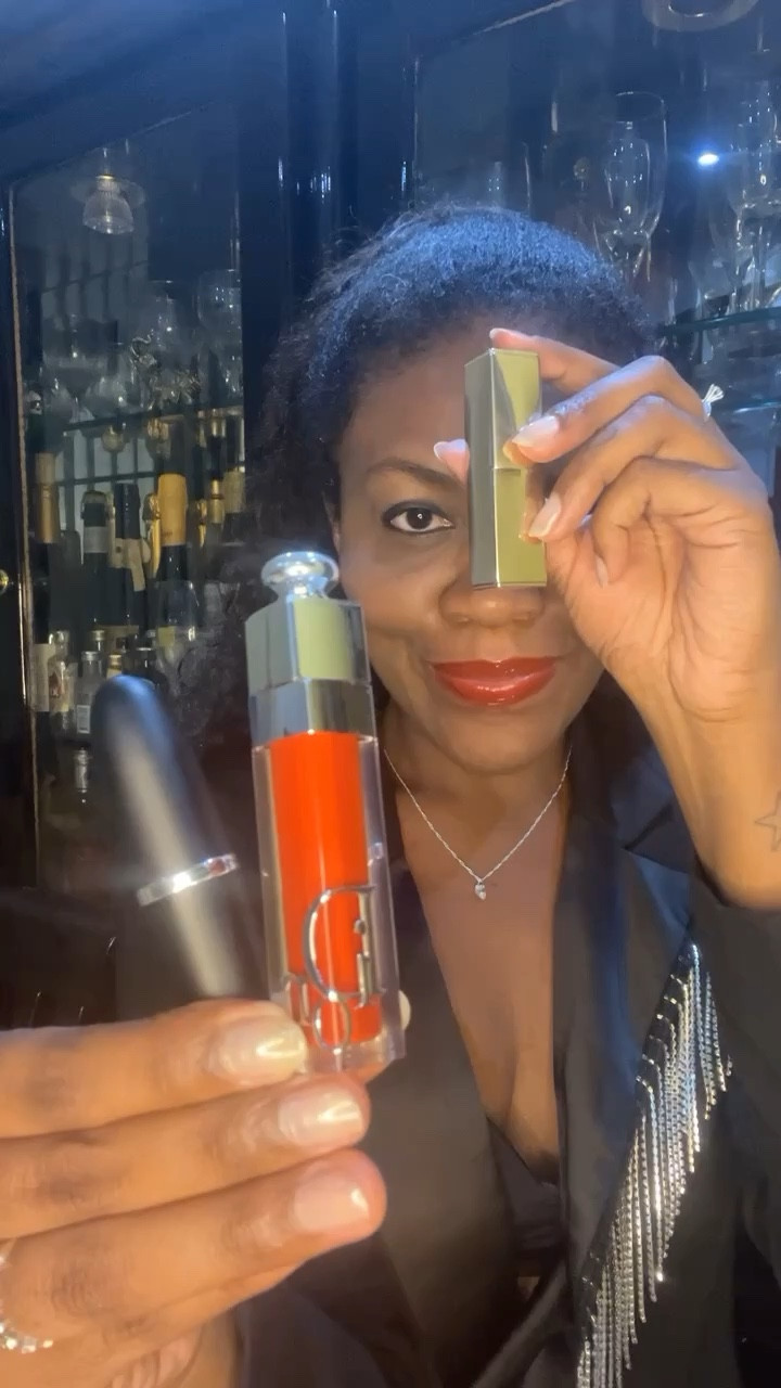 3 BATONS que conheci na #conectabeleza e me apaixonei literalmente. 😍💄💋

 Já faço uso de outros da @maccosmeticsbrasil mas não conhecia o lançamento Mac XIMAL que é extramente matte e aveludado. 

 @esteelauderbrasil entrega tudo nos cosméticos e o batom Rouge à lèvres é extremamente hidratante. 

 @dior despensa apresentações mas o que é esse batom Dior Addict de parar o trânsito, sem dúvidas o mais sensual e avassalador de todos! 


#garimpodakelly #beleza #beauty #batons #mac #esttelauder #dior #ltkcreator #ltk #belezanaweb