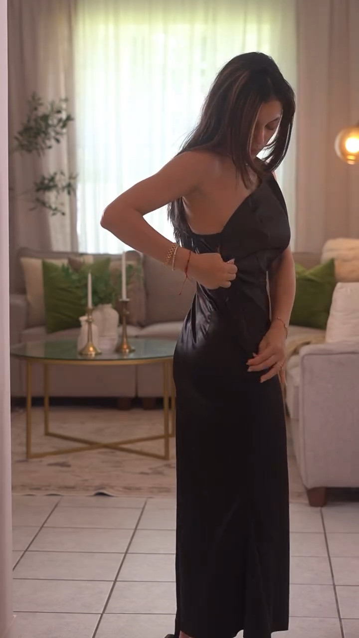 Ayyy🤭🤭🤭 este vestido de @walmart me costó menos de $30 🫰🏻🫰🏻bueno el outfit entero te sale en menos de $100 🙌🏼😌 les gustó? Yo no puedo grabar con música puesta que me desconcentro 🤣🤭
Comenta LINK 🔗 y te envío la info a tu DM 

@walmartfashion 
#walmart #walmartfashion #walmartfinds #walmarthaul #walmartstyle #cocktaildress #momoutfit 

Affordable fashion | Walmart finds