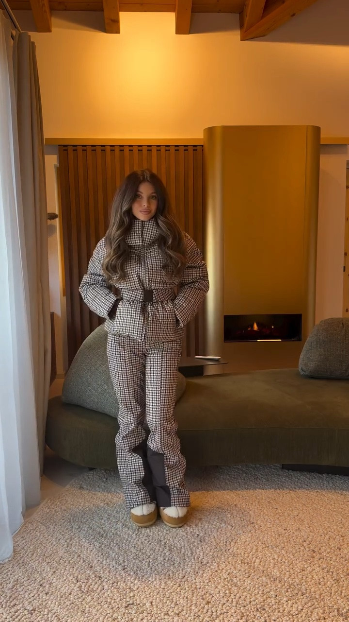 Ski day again ✨ 
P.s. now I can go to the bathroom 😂 

Comment “snow” for links ✨ 
Ski outfit from @oysho