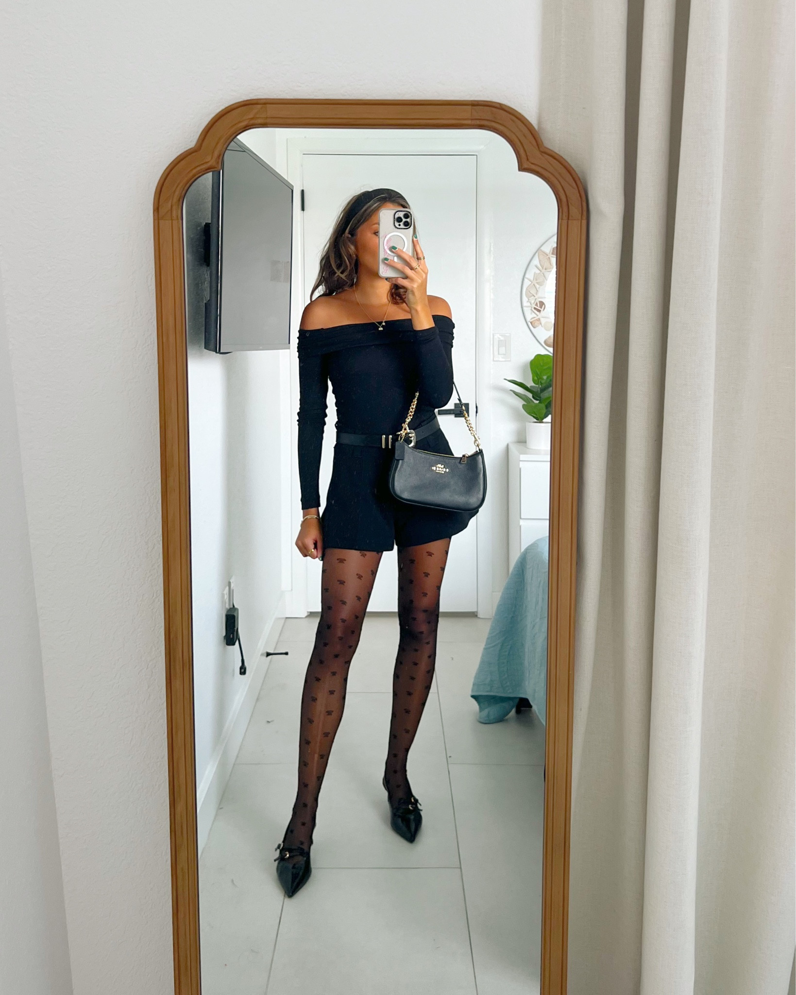 New Year’s Eve outfit ideas from American eagle! Take advantage of their cyber week sale 🪩🥂✨ wearing an XS in this going out top and 000 in the trouser shorts 