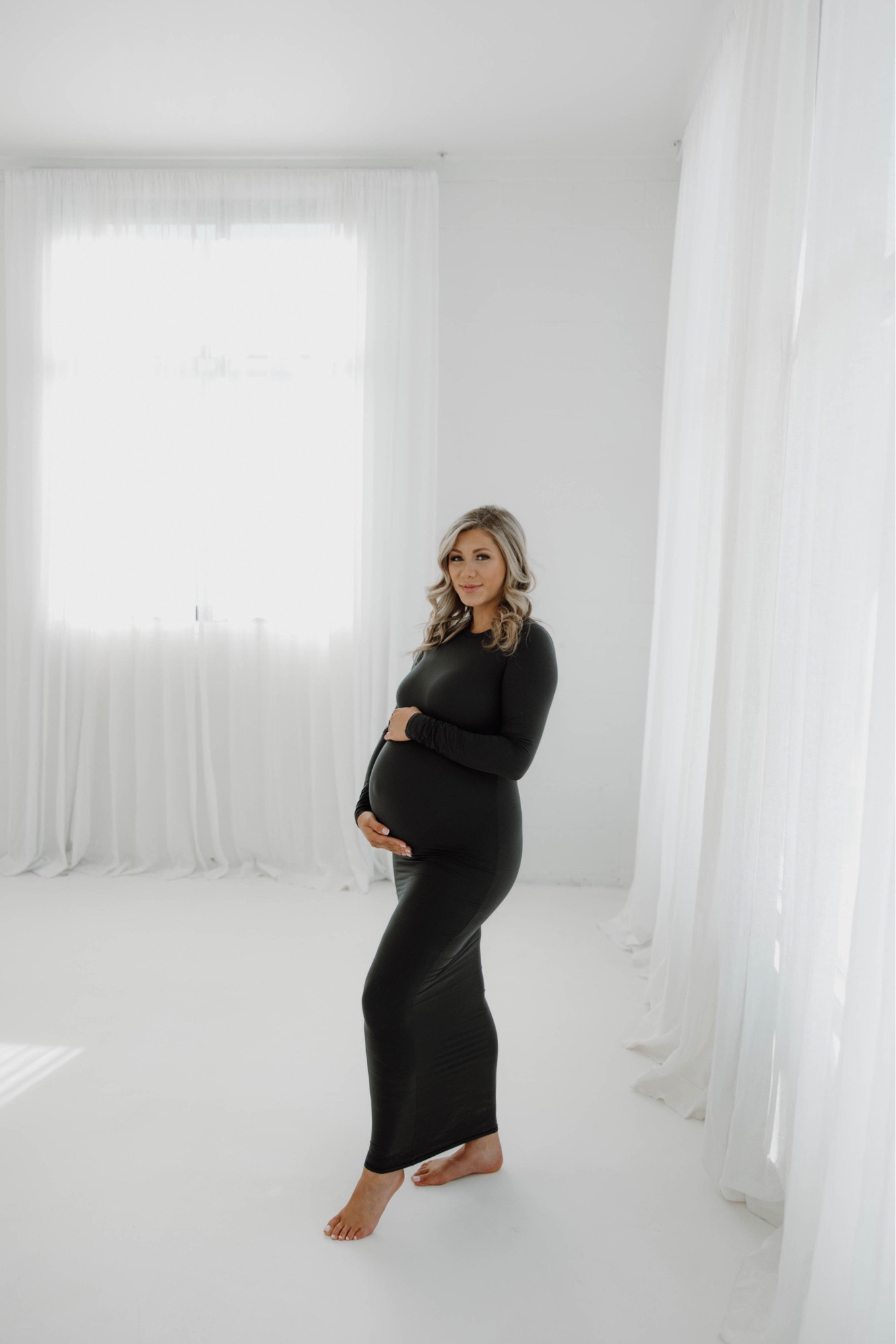 Maternity photo shoot #blackdress #skimsdress #maternityphotosdress 