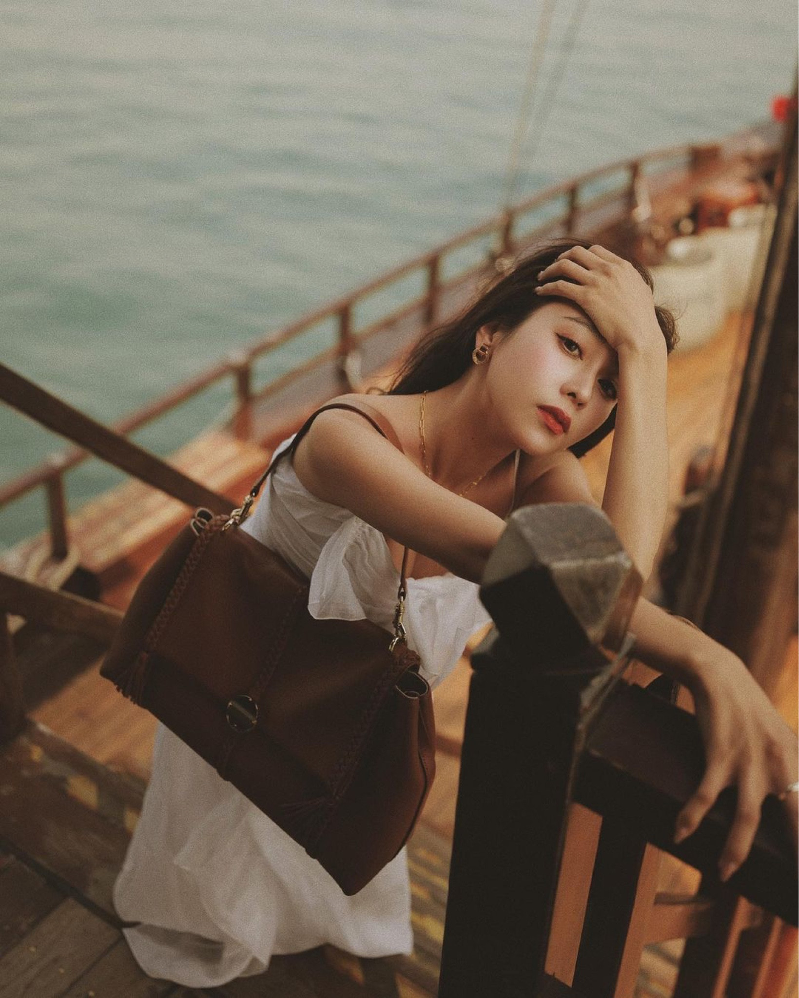 香港工作的完美ending✌🏼✌🏼

來香港這麼多次
第一次搭船認識香港
船上是不是很有中古世紀氛圍感😆
輕鬆就拍出好美的照片～
終於整理完這天的照片跟大家分享
大家來香港旅遊一定要找時間來維多利亞港搭搭船～～～

-my bag🤎
好久沒有揹大尺寸包包了☺️☺️
第一次覺得大包也可以這麼優雅唯美！！
是Chloé 2023春夏系列Penelope 焦糖棕
喜歡它鬆鬆軟軟的輪廓
小細節還有細膩的皮革編織
很有慵懶的味道

#chloe
#chloeSS23
#LTKtaiwan #LTKchina

#LTKitbag #LTKtravel #LTKstyletip