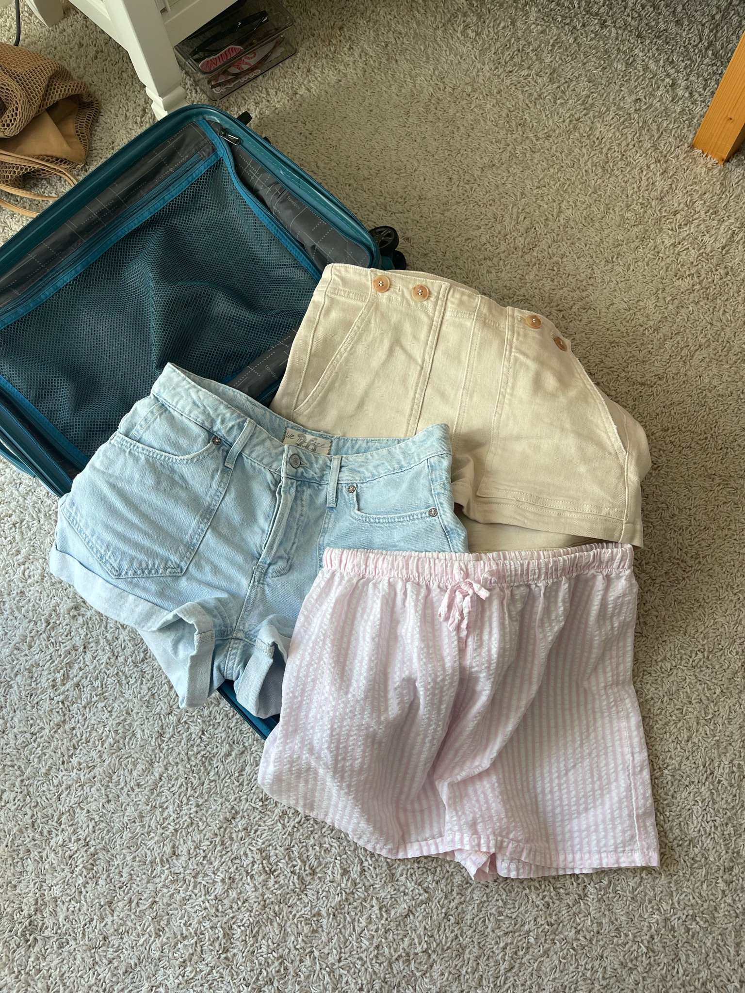 My shorts on rotation this summer💛
The pink ones are thrifted but I linked similar!  