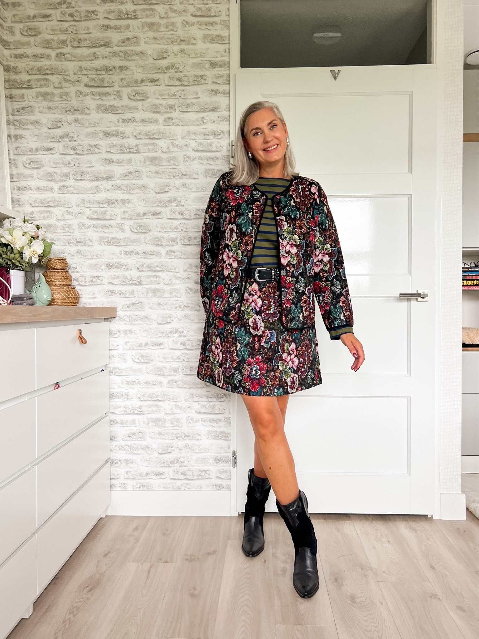 Gebloemd jasje en rokje van een hele stevige jacquard stof over een groen met blauw gestreepte long sleeve.

#LTKnederlands #LTKeurope #LTKautumn