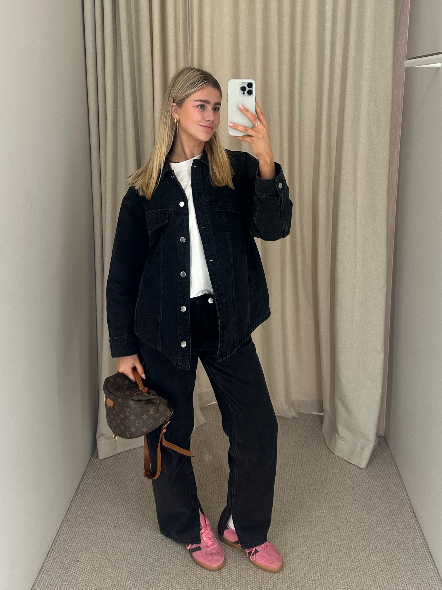 Outfit is linked! The jacket is on sale too, so that’s a win! I wear a size 10 in both pieces. Bag is vintage. 🤍