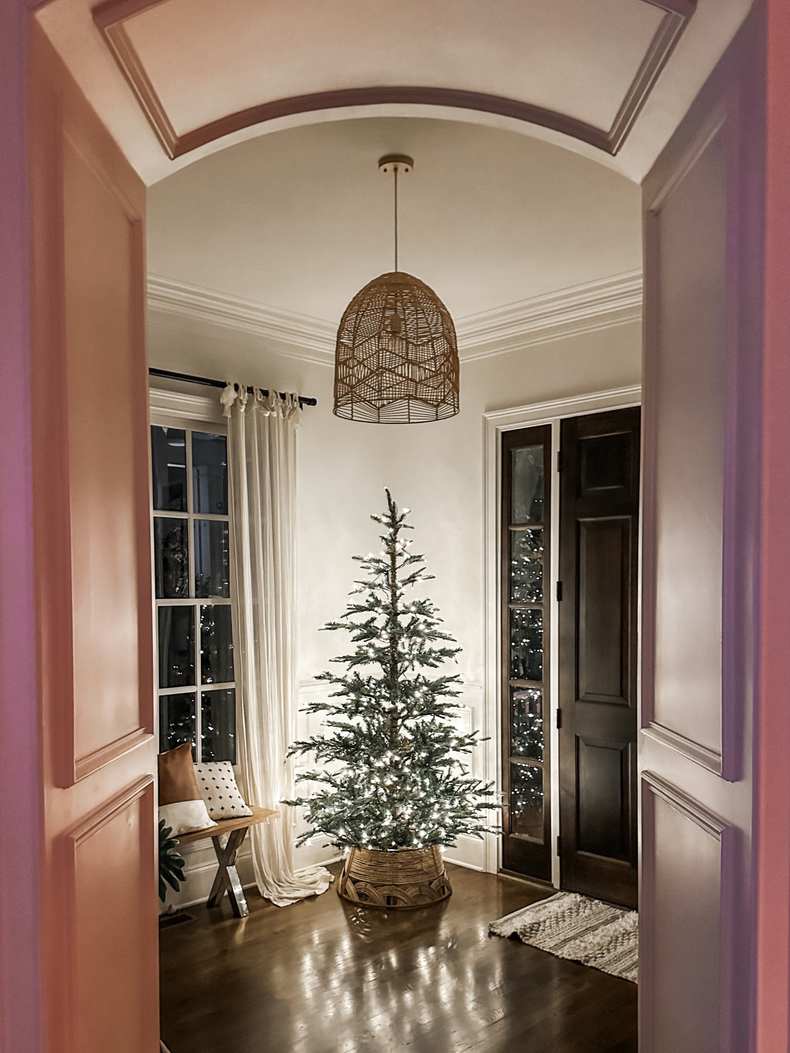 Obsessed with this natural, modern looking Christmas tree!! 

#christmastree #christmasdecor

#LTKHoliday