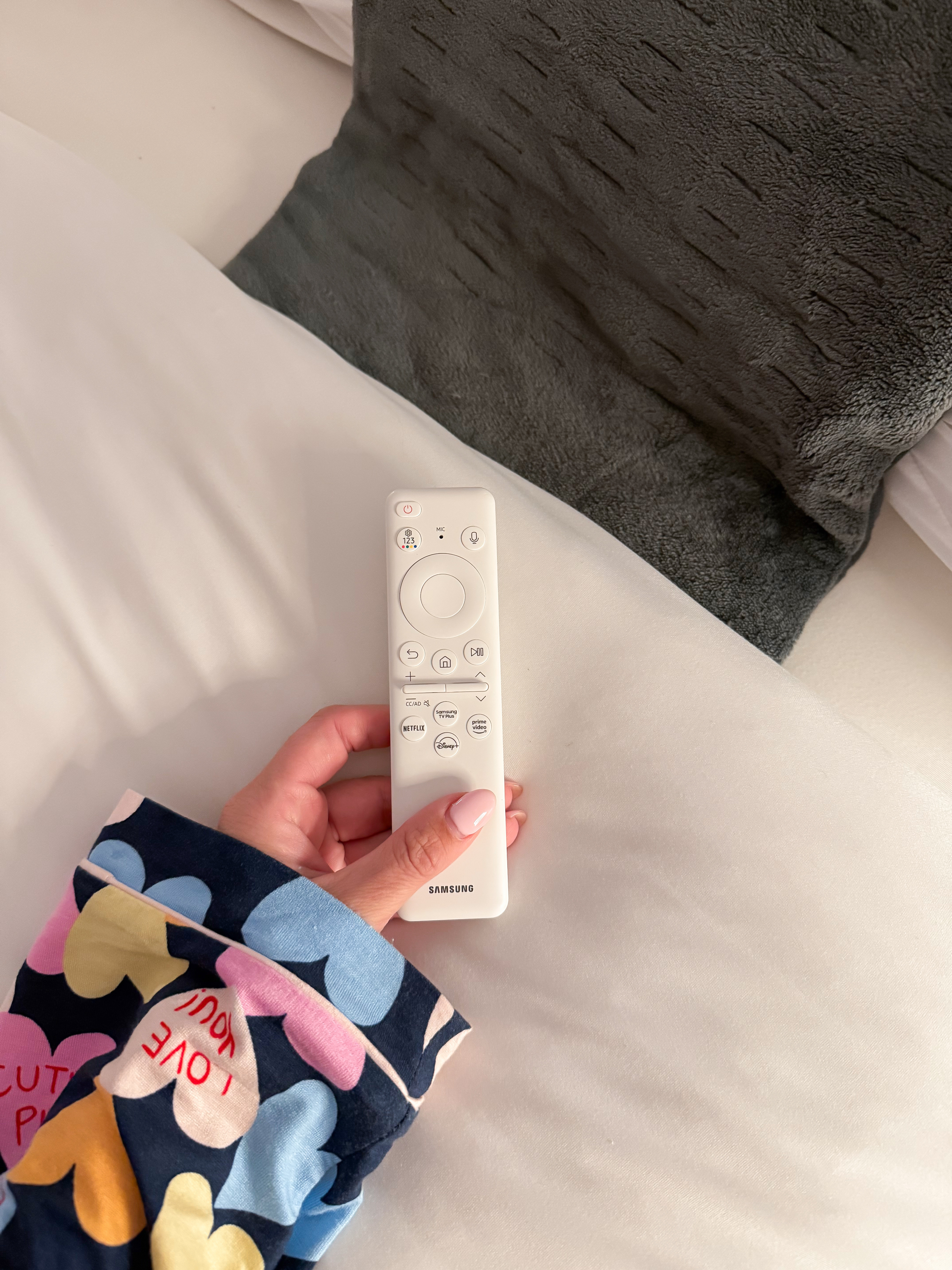 Heating pad and a comfort show! 

 

#LTKdayinmylife #LTKootd