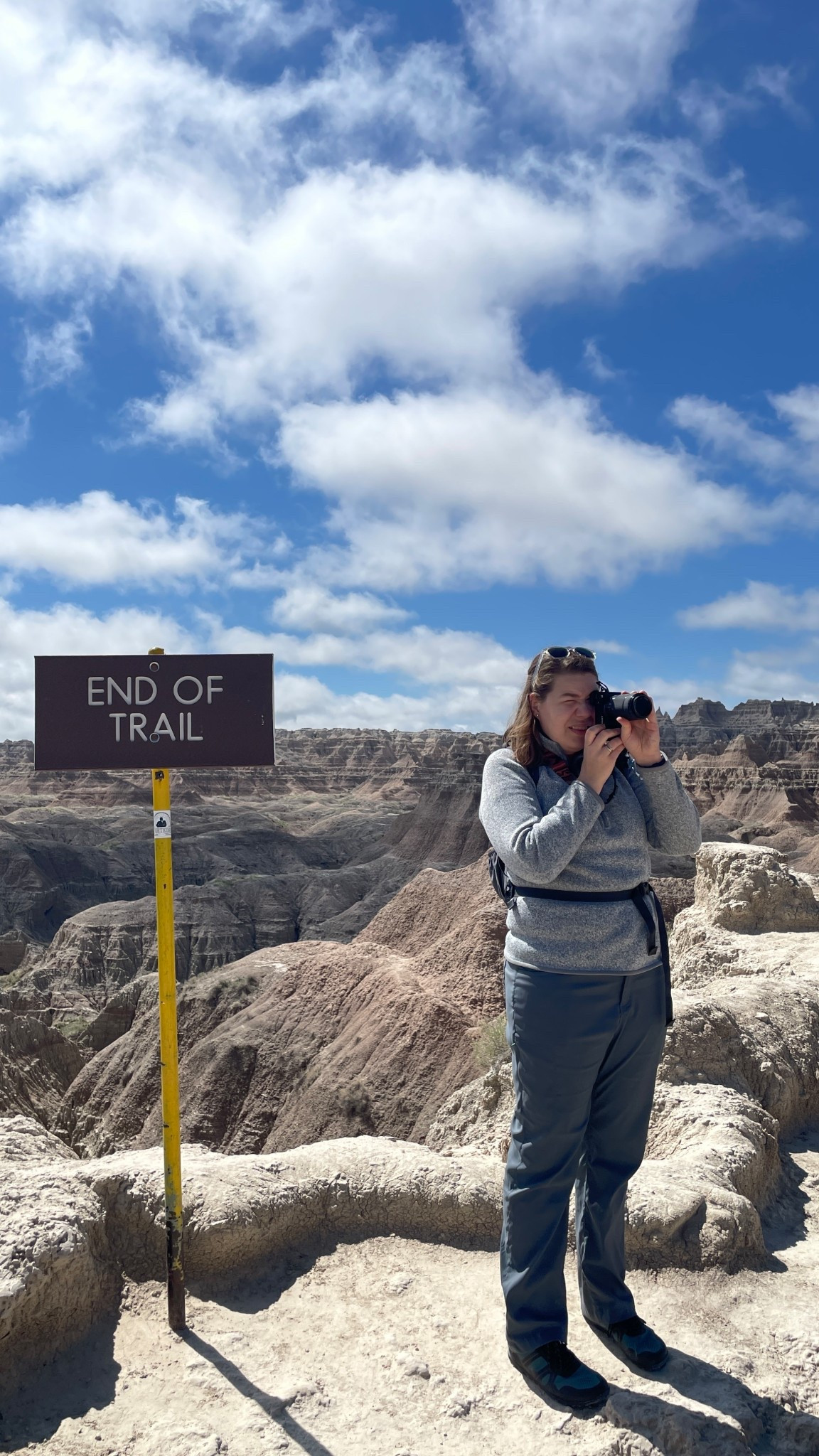 Sommer-Wandertrip in die Badlands, South Dakota. Das Outfit war für das Wetter perfekt, da es dort doch auch ein bisschen windig war. Die Hose von prana trägt sich super & leicht, den Patagonia Pullover habe ich seit 3 Jahren und er hält und hält und hält … 👌🏻

Pullover Patagonia
Hose prAna Zion 16/32
Barfussschuhe Xero Mesa Trails US 10.5 mens