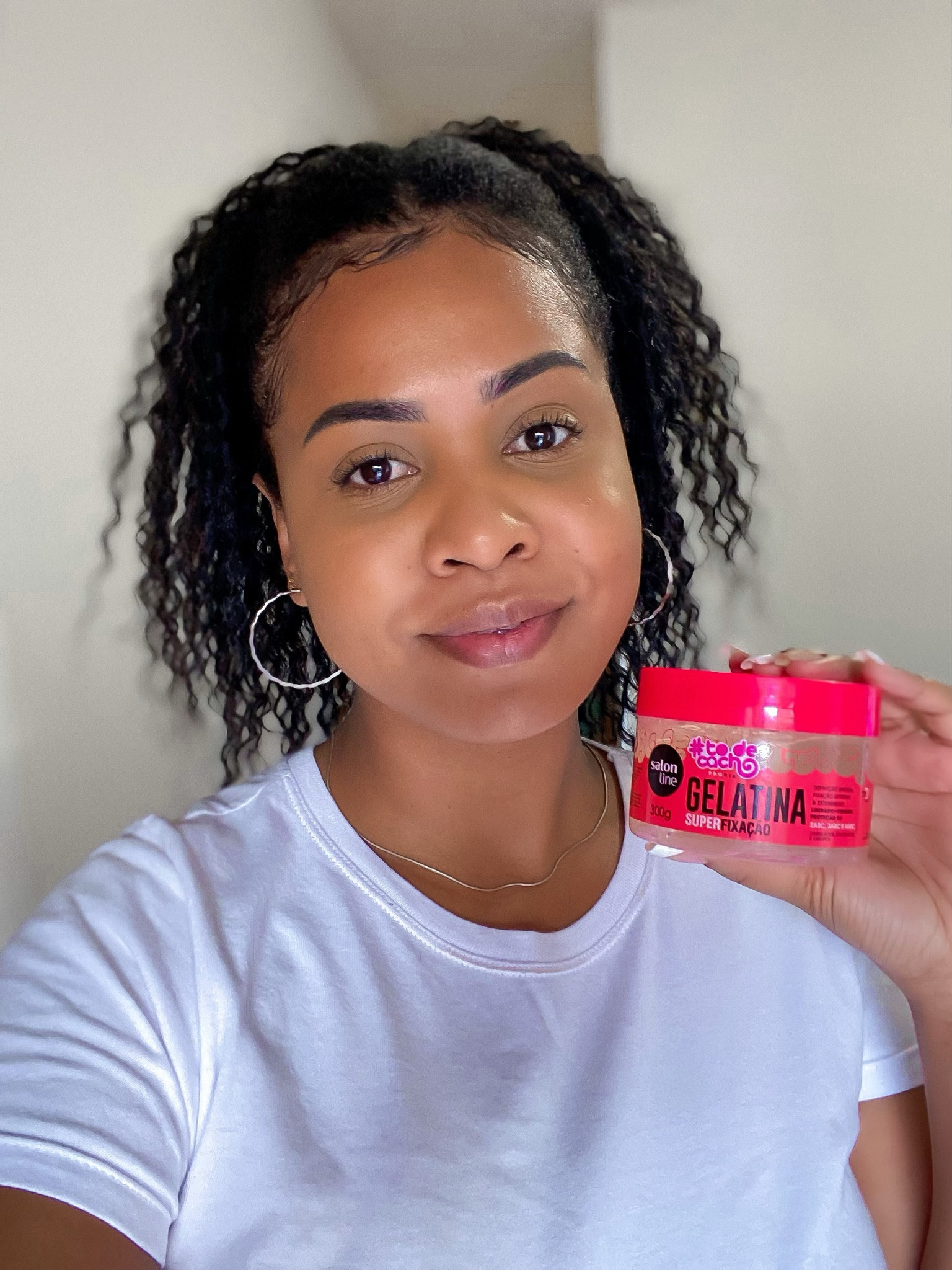 Gelatina de super fixação. 💕
A dica hoje é pra quem quer deixar o baby hair alinhado. Testei essa gelatina uma vez pra essa função e na época não deu muito certo com relação a durabilidade, maaas como eu sou brasileira e não desisto, eu testei novamente e usei uma faixa por alguns minutos pra fixar mais o penteado e pasmem, deu muito certo! O baby hair durou o dia todo sem sair do lugar. Agora quero testar ela pra finalizar meu cabelo e volto pra contar aqui pra vocês.🫶🏽

#LTKbrasil #LTKbeauty