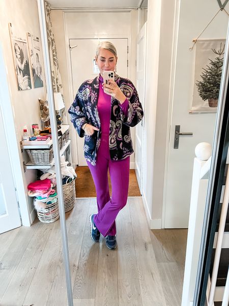 Outfits of the week

Easy Sunday outfit. Purple flared stretch pants with a matching lightweight turtleneck top and a purple and navy paisley print coatigan. 

Pants + top from Guts Gusto (L)
Coatigan from De “M” by Maartje (os)
Sneakers sized one up 



#LTKstyletip #LTKSeasonal #LTKeurope