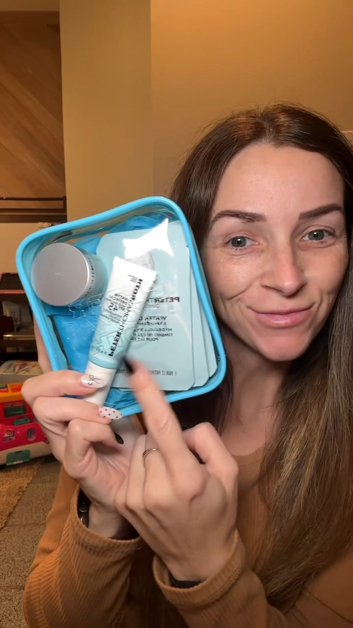 Let’s get drenched 💧
My skin was looking a little dull, so I grabbed this full hydration kit — eye patches, moisturizer, and SPF moisturizer.
Layered together, they give the prettiest hydrated, glowing finish.
#skincare #glowingskin #peterthomasroth 


#LTKGiftGuide