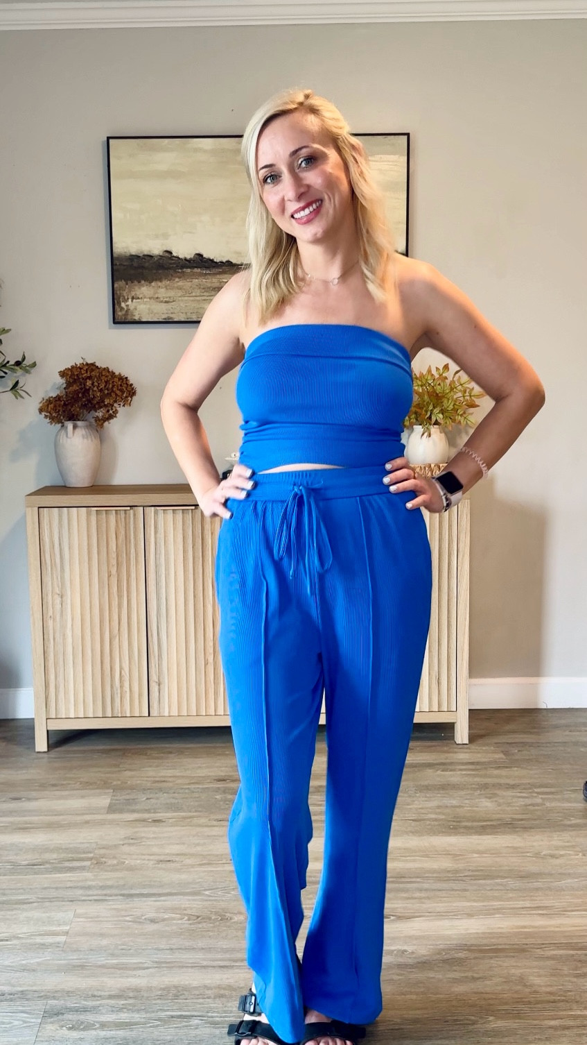 Just some outfits I’ve been wearing lately. The blue two piece set is perfect for sports moms, the athletic shorts have zip pockets, and I just learned about the leggings thong situation at the end 😅

#sportsmomoutfit
#twopieceset
#everydayoutfits
#momstyle
#outfitideas 