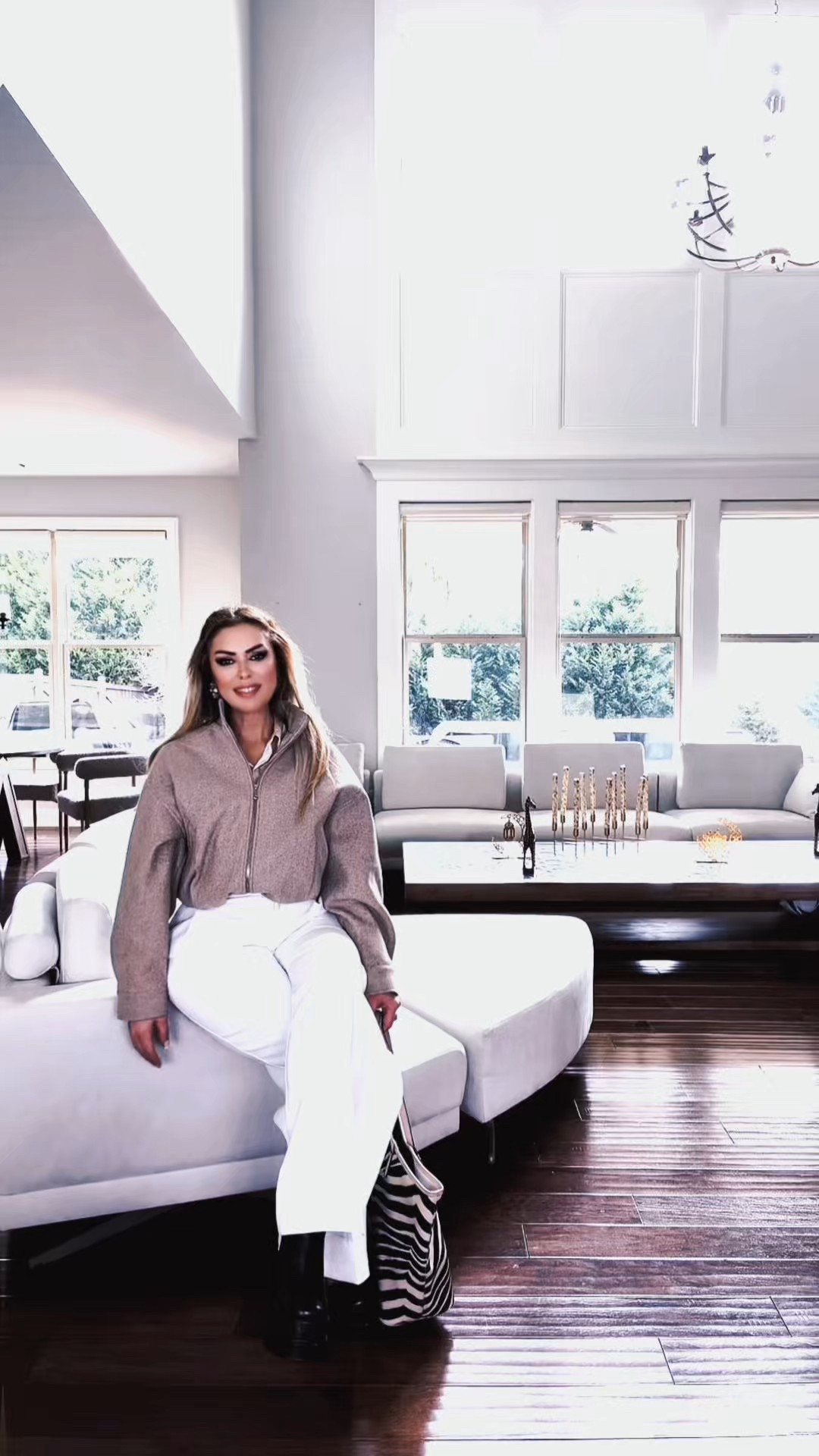 URBAN REVIVO Women's Winter Casual Oversized Zip Coat with Stand Collar

Today I wore a modern style coat and paired it with white pants and a zebra-patterned bag✨✨

@coach

#LTKdayinmylife #LTKActive #LTKootd