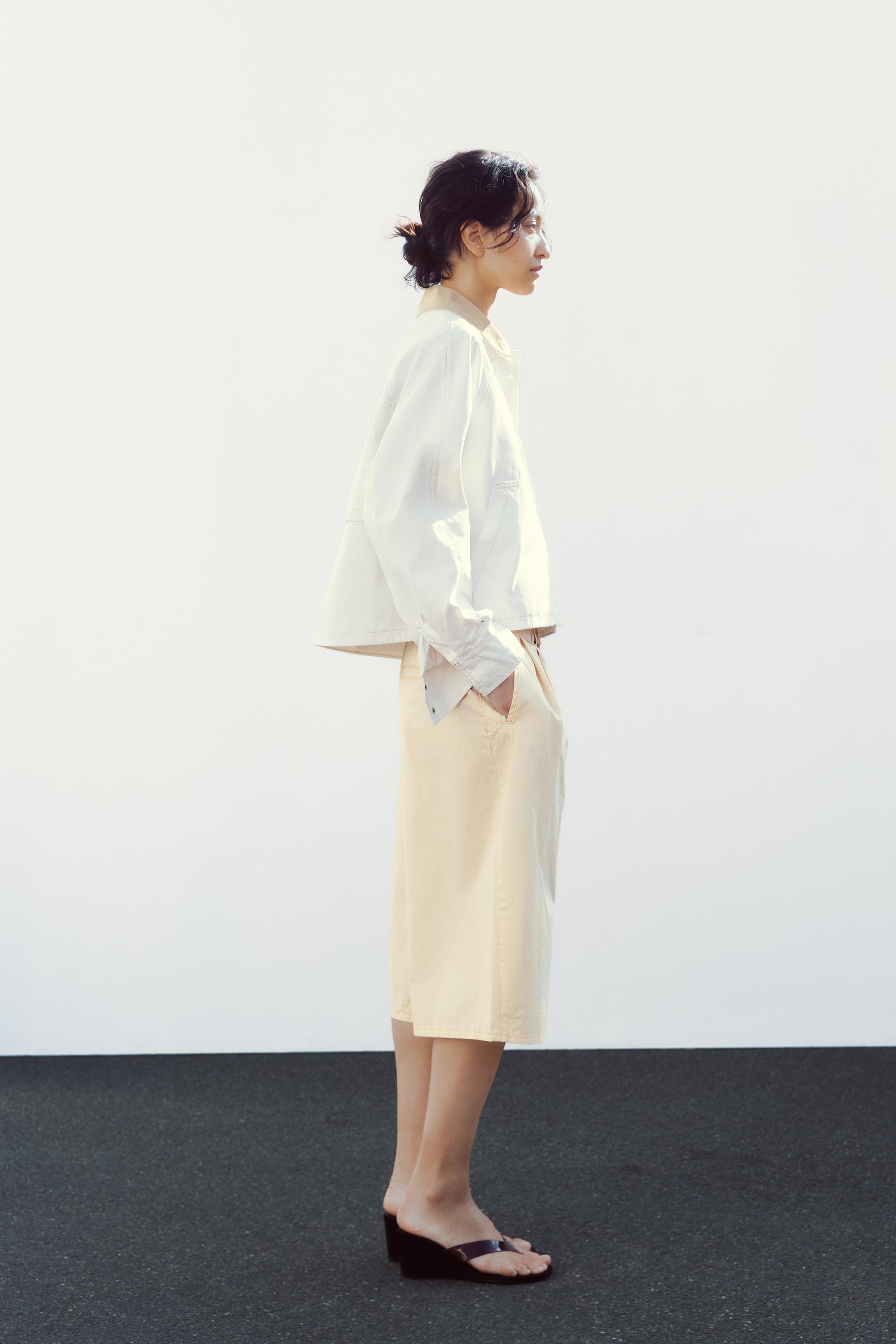 High-waisted jorts with belt loops. Side and back welt pockets. Darts. Front zip and metal button... | Zara US
