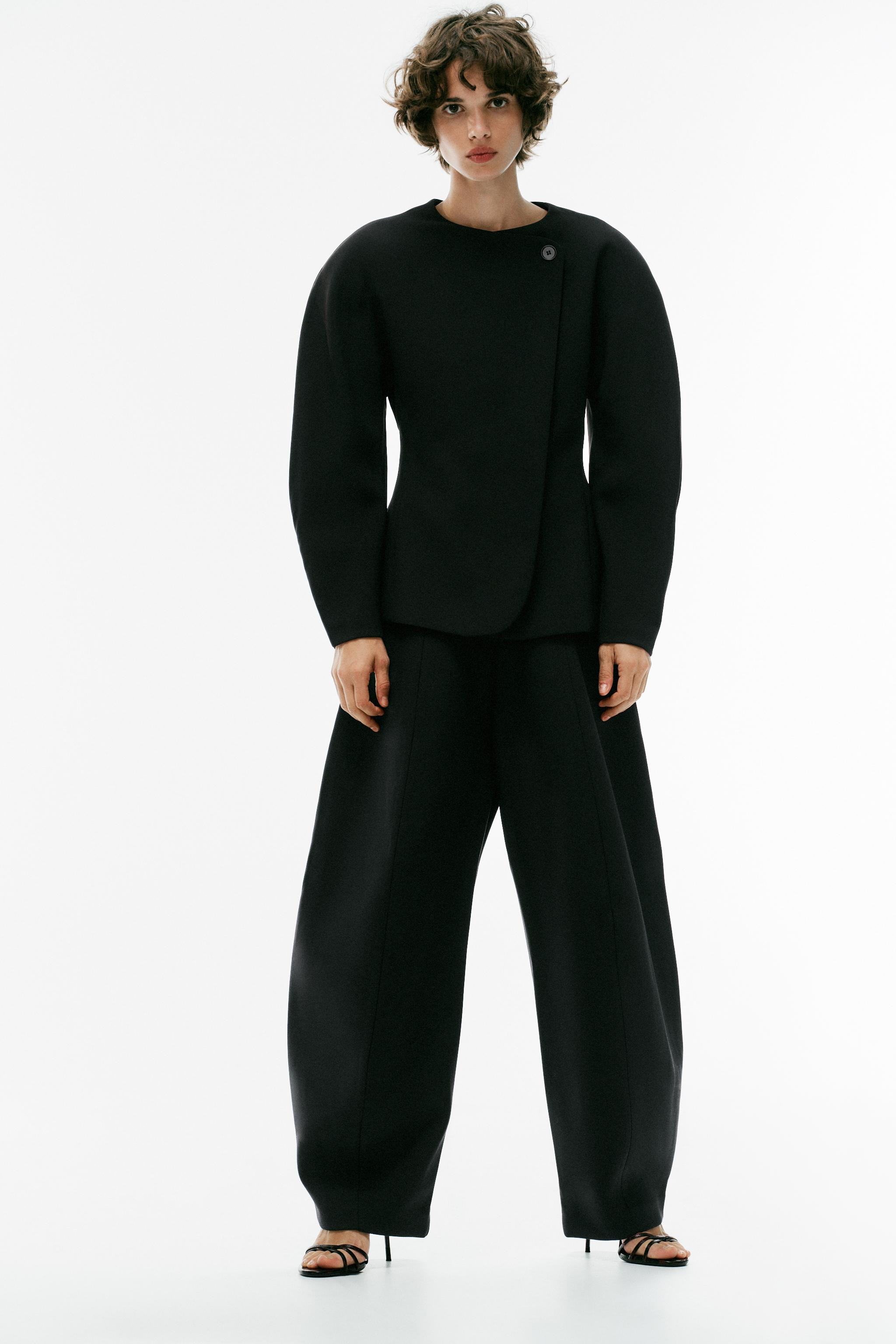 Blazer mit Rundhalsausschnitt und langen \u00c4rmeln mit Volumen. Innenfutter in Materialkombinat... | Zara DE