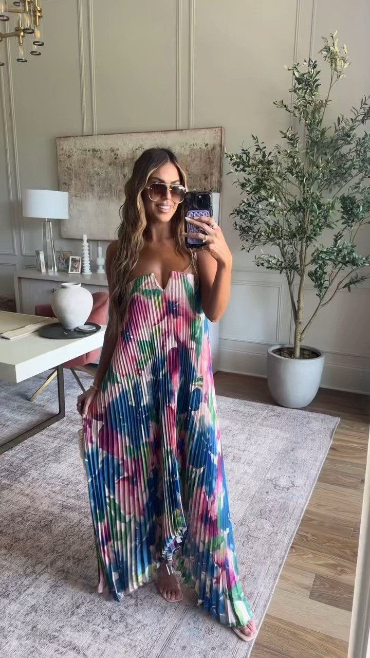 obsesseddddd with this dress for spring and summer. wearing a small 🌸 use code hollie40 for 40% off! 

 