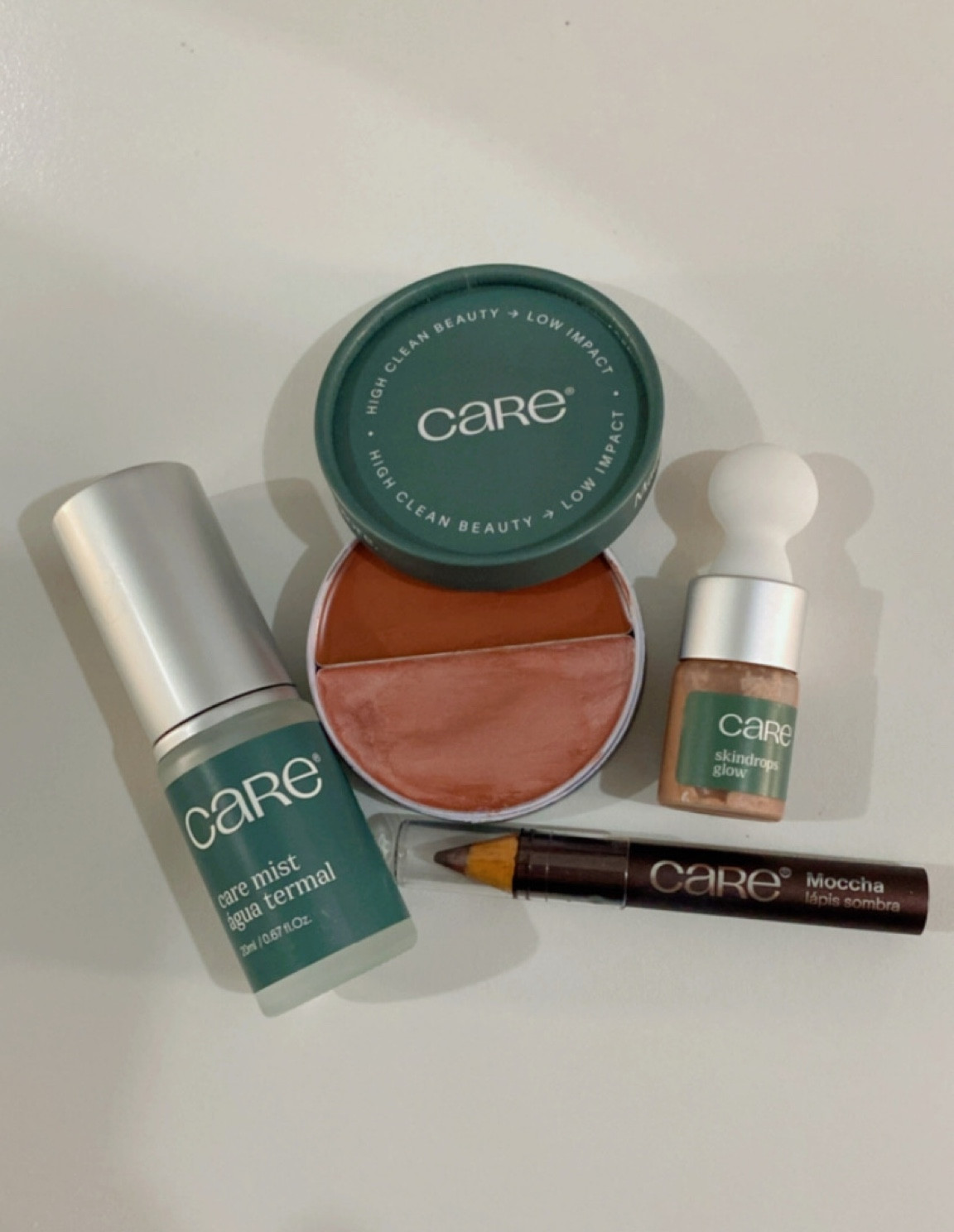 Meus queridinhos da CareNaturalBeauty 🫶🏻✨

• bruma hidratante Care Mist
• blush e iluminador multifuncional
cor: terracota e rose
• serum facial hidratante e iluminador skindrops glow
• lápis sombra moccha + Vanessa Rozan #LTKGift

#LTKbeauty #LTKbrasil