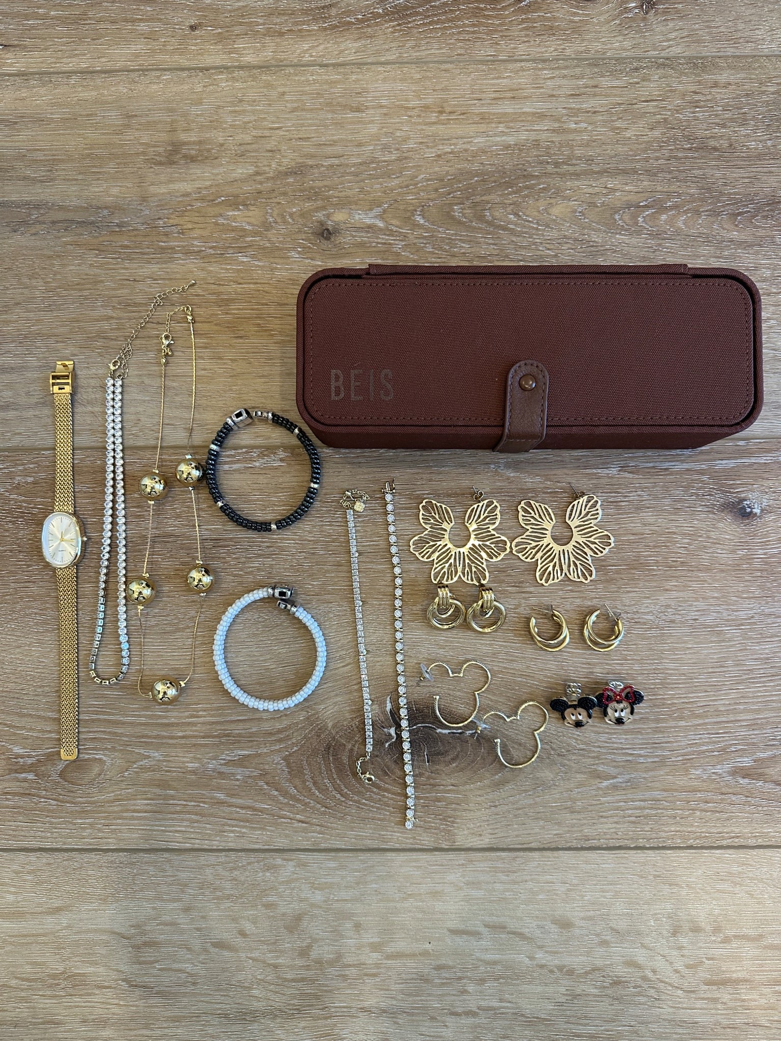 What’s in my jewelry case

#LTKBeauty #LTKStyleTip #LTKTravel