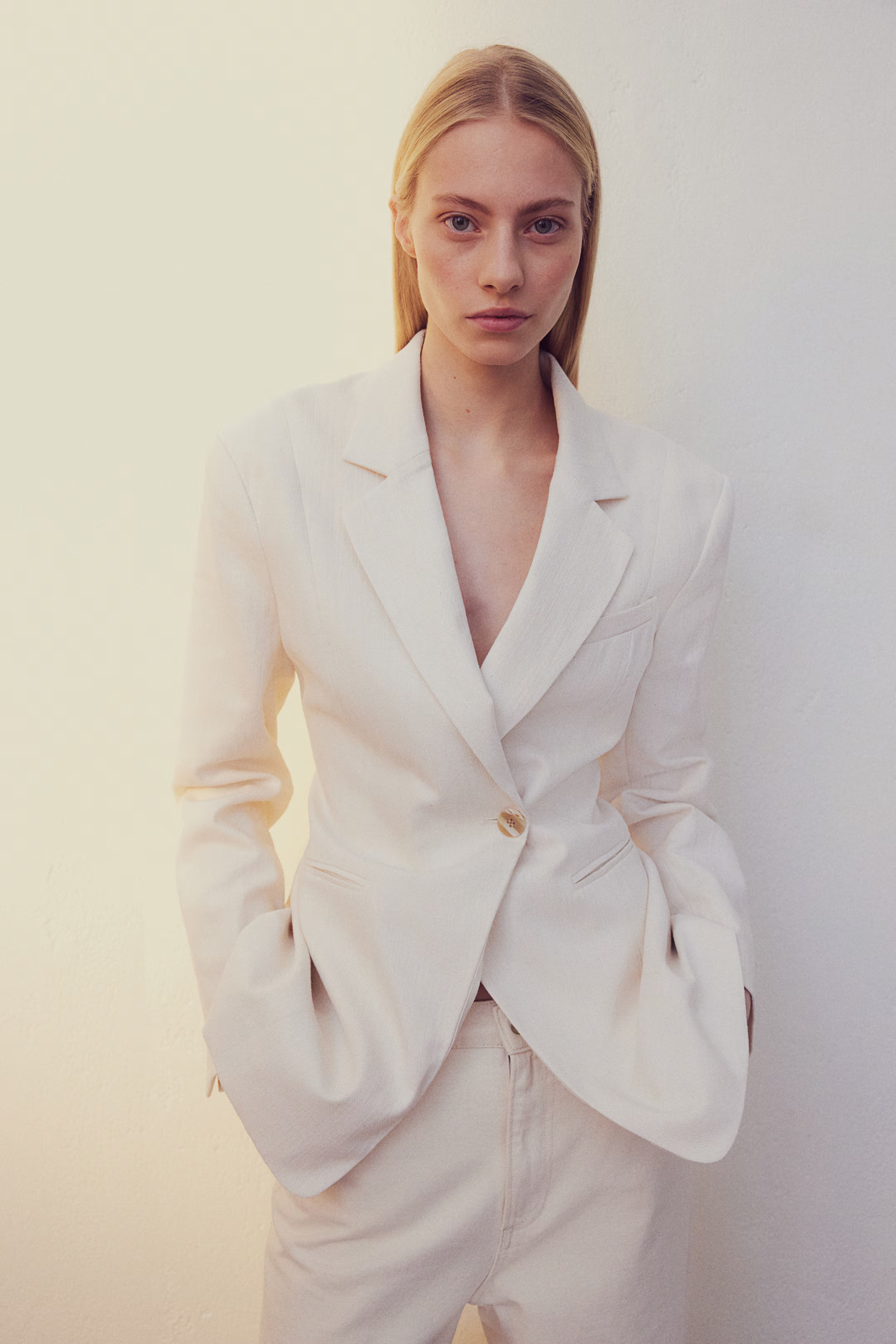 Waisted linen-blend blazer - Long sleeve - Long - Cream - Ladies | H&M GB | H&M (UK, MY, IN, SG, PH, TW, HK)