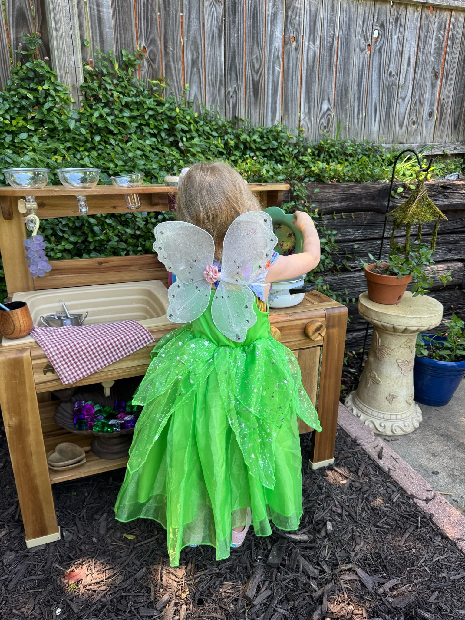 Finally put together our little mud kitchen setup and I’m honestly obsessed with how it turned out 🌿 so many tiny whimsical details for creativity, play, and imagination 🧚 

#mudkitchen
#whimsy 
#outdoorplay
#natureplay
#toddleractivities