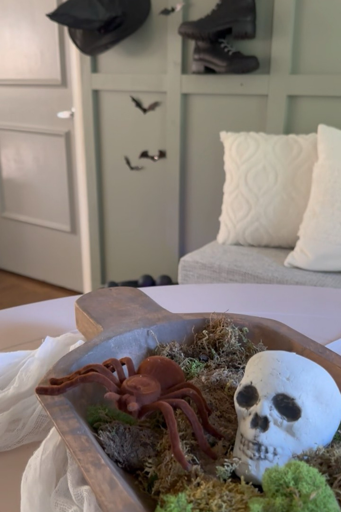 A good reminder for Halloween decorations 👇🏻

When all of the Halloween decorations are flying off the shelves and everywhere you turn, there’s another Halloween DIY tutorial on your Reels (ahem…@growingupkemper ☺️), you can really start to overdo it inside your home. 

Pretty soon it’s become ghoulish and gaudy. 

✨ Try just adding black Halloween decor to get a beautiful contrast and a lot of extra fun, without making your home look like an overstimulating fun zone! ✨

Let me say it again for the people in the back!!

Add in fun black decor like witches hats, black candles, crows, and spray painted black sticks to make an impact but NOT overstimulate you with too much color!

Halloween can still be beautiful 🖤