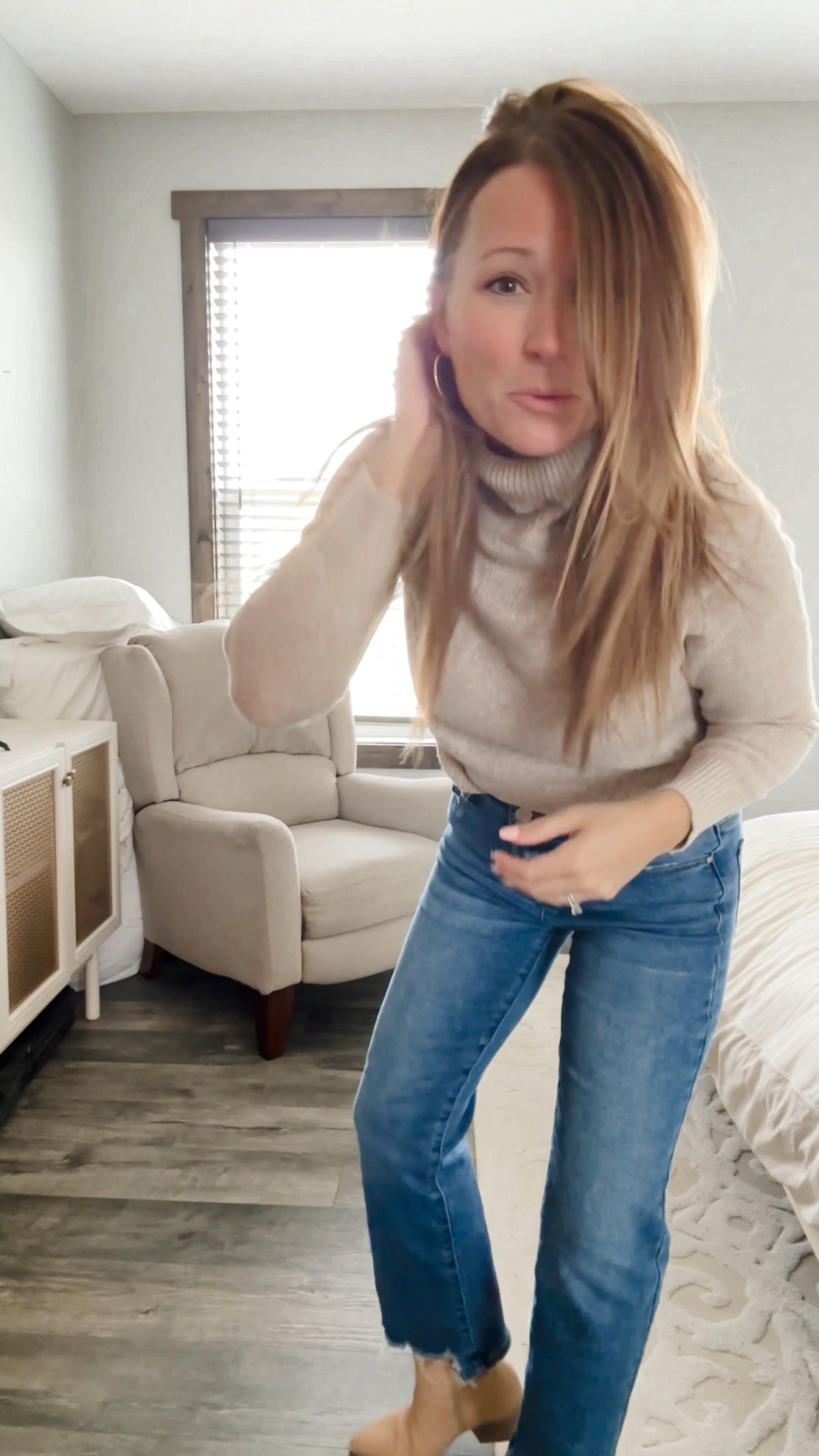 I’m wearing a size 26 in Risen (I usually wear 27’s), small in the tank, small in the sweater. 😘
5’4, 127 lbs 