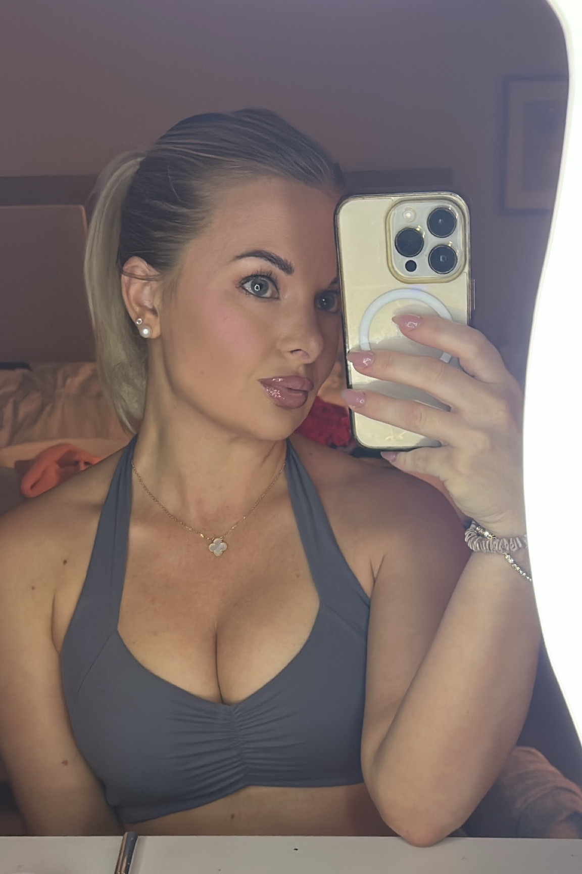 Makeup and fit deets 

Sizes:
XS pant (fits snug)
S top (would have gone with a medium-fits small)

Makeup of course is Huda beauty 

#LTKBeauty #LTKPetite #LTKFitness