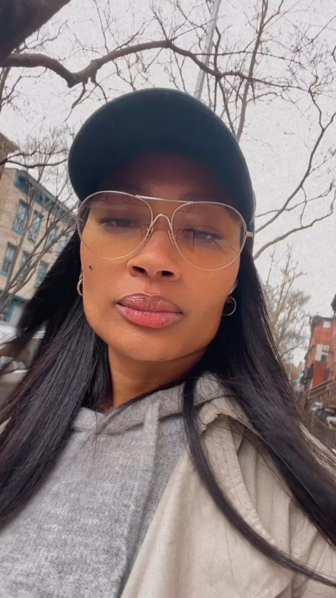  Clearing through the drafts! My weekend uniform 

Sweater: Primark 
Hat: Howard University
Trench: H&M
Sunnies: Oliver Peoples

#LTKSeasonal #LTKSaleAlert #LTKActive