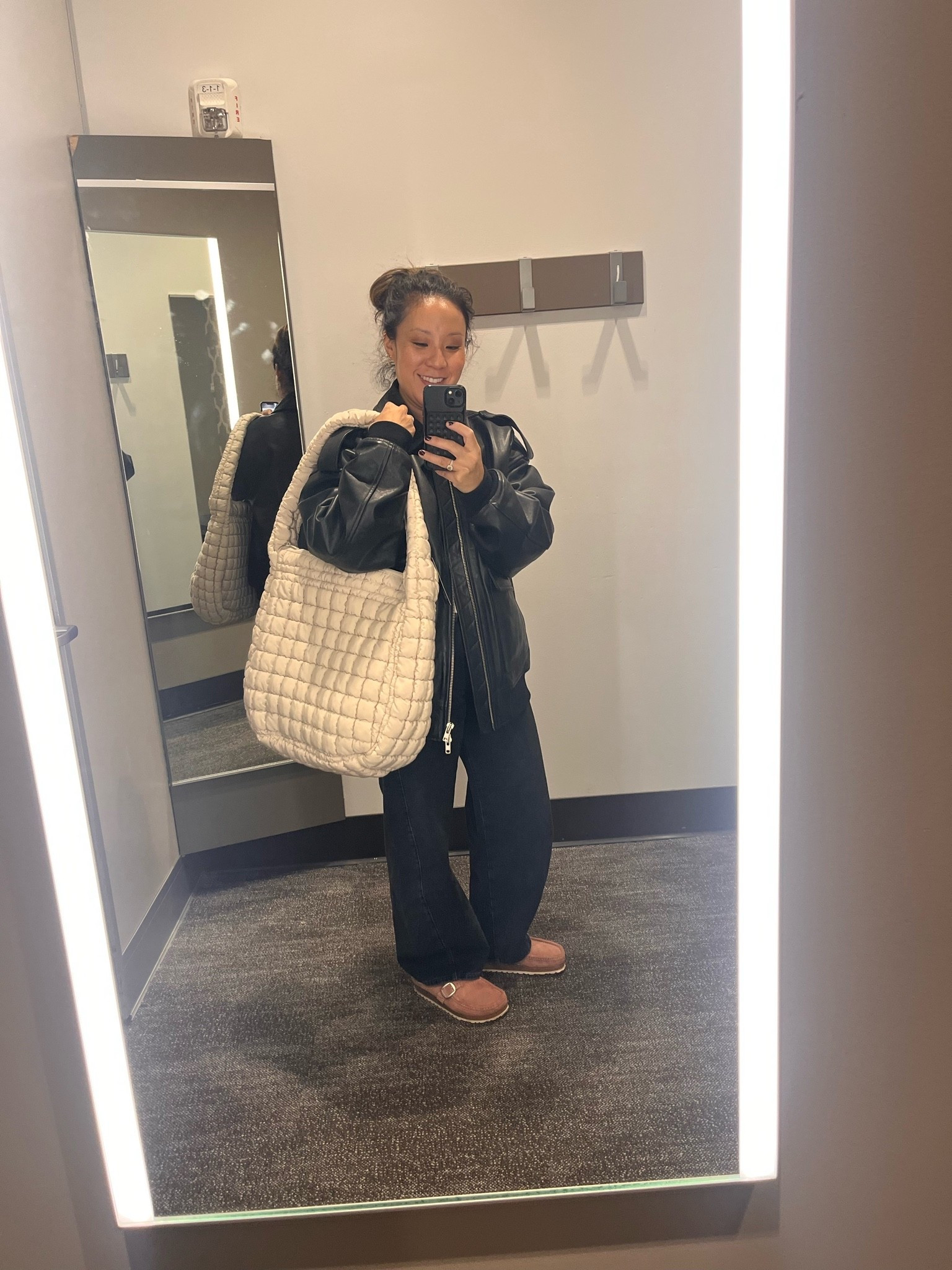 Oversized bag. Oversized leather jacket. Barrel jeans. Everything oversized. Super comfortable.