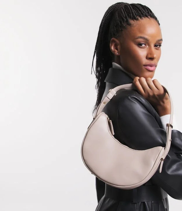 Bolsa Baguete em Pu Meia Lua com Detalhes em Metal na Alça Bege Acinzentado | Renner (BR)