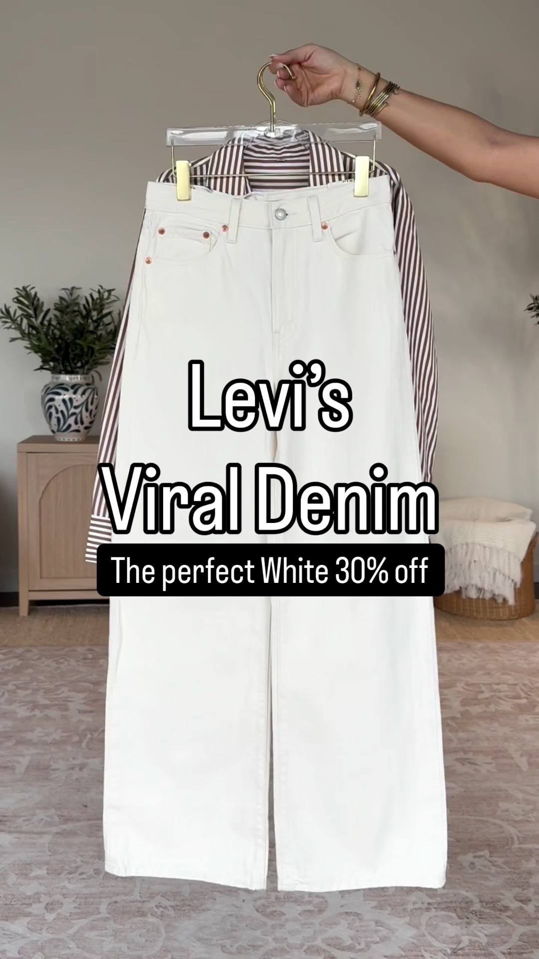 The viral @levi  
Ribcage wide leg denim in color: barely freezing white— the perfect white.  
Wearing a 27x32
shirt— small and comes in a ton of colorways

#LTKU #LTKootd #LTKOver40
