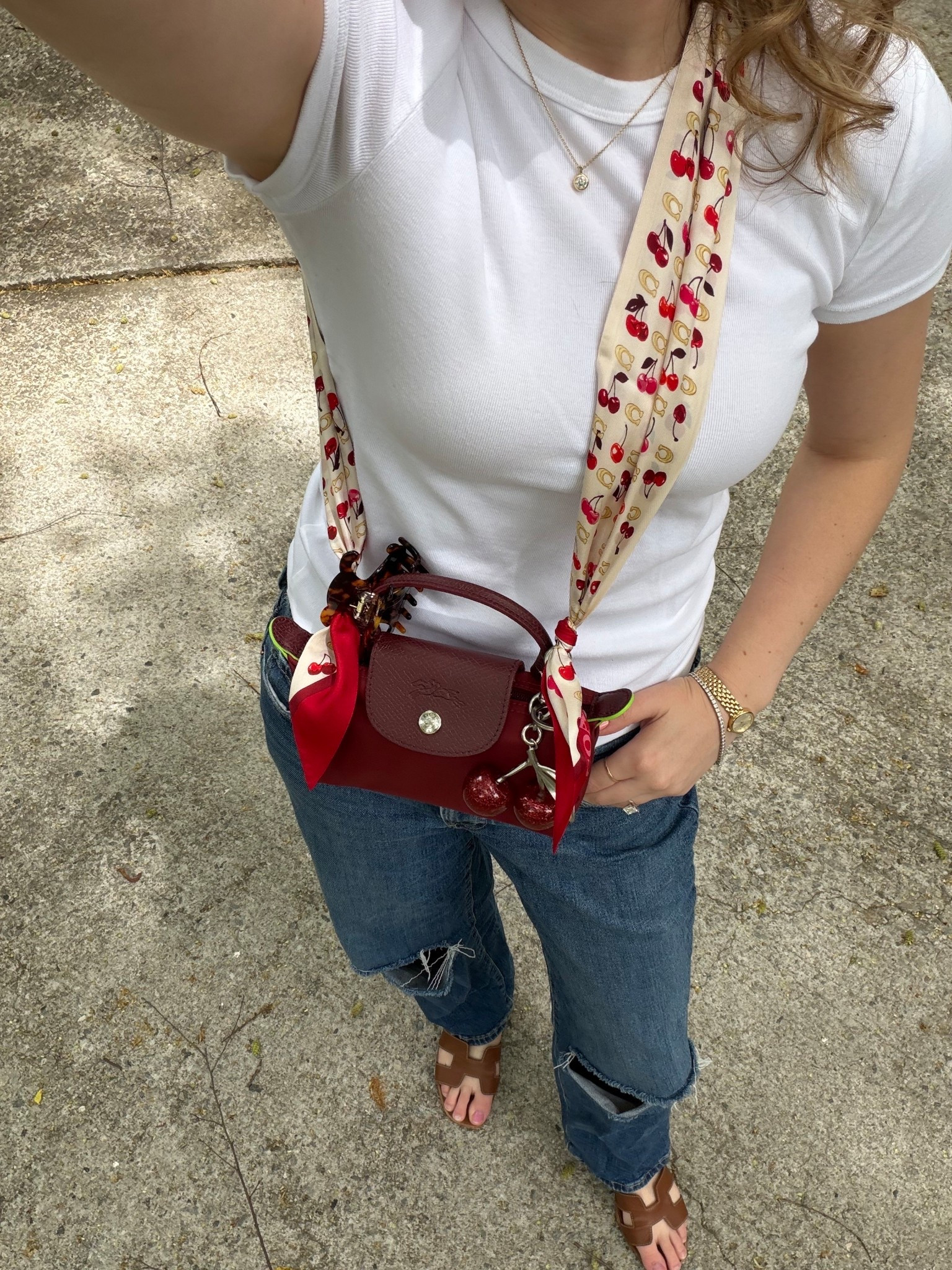 OOTD
Longchamp Le Pliage green line pomegranate pouch
Coach outlet cherry scarf as a strap
Old navy jeans
Gap white t shirt


#LTKootd
